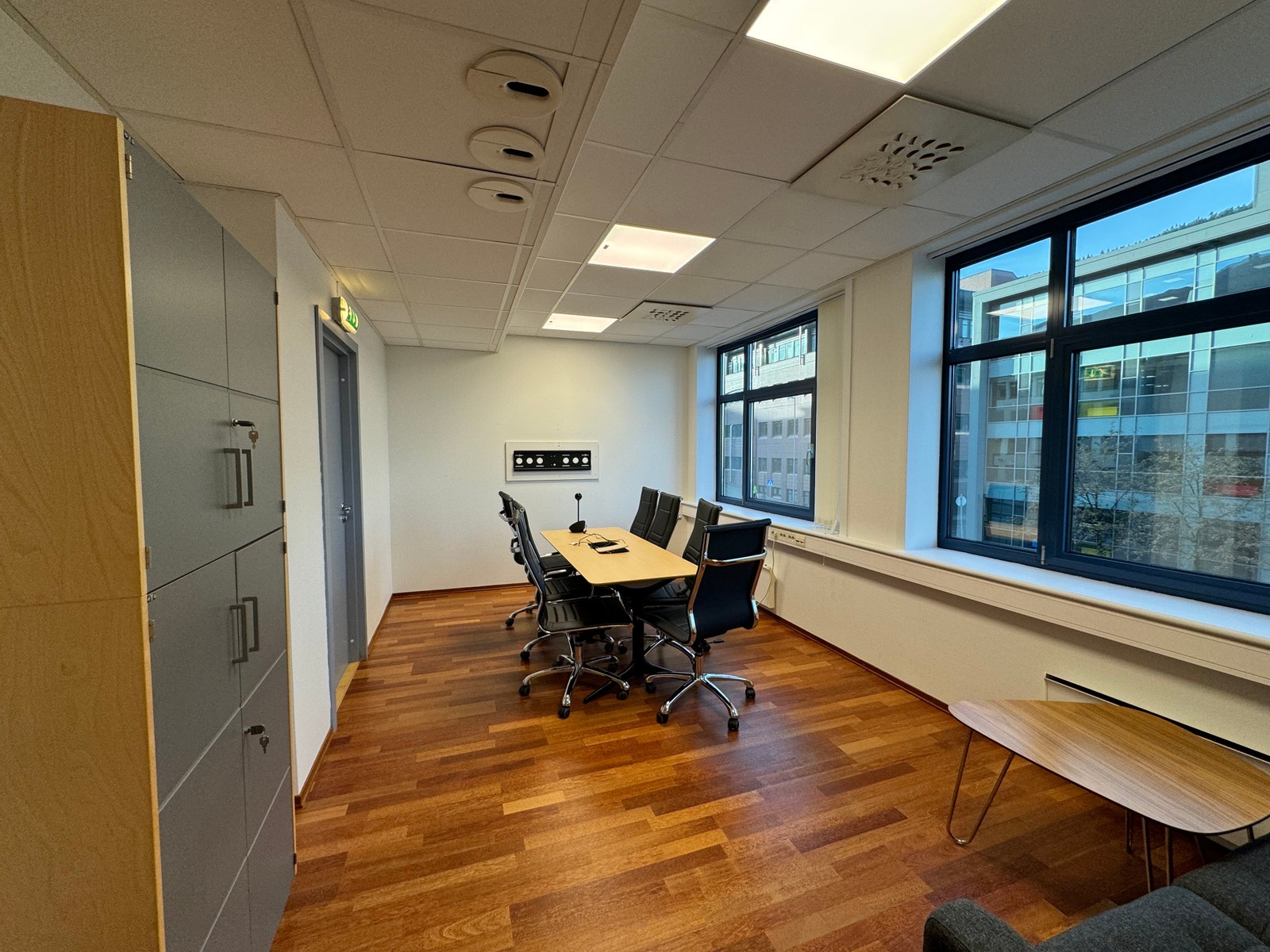 Lokalet har også et møterom, med godt lysinnslipp. Møterommet kan også innredes til kontorplasser. Galleribilde