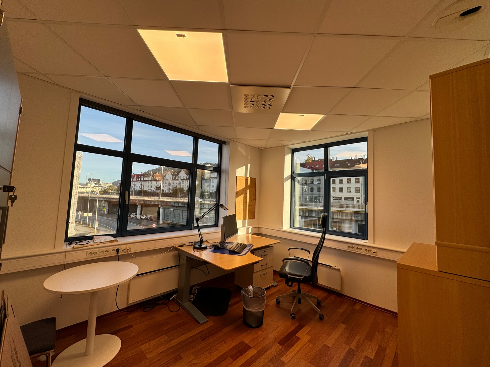 Lyst og romslig hjørnekontor med en flott utsikt Galleribilde