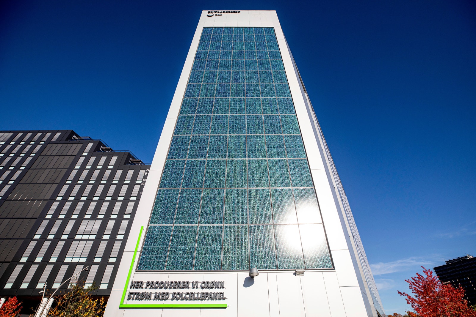 Solcellene på byggets fasade produserer strøm for 160 e-biler. Galleribilde