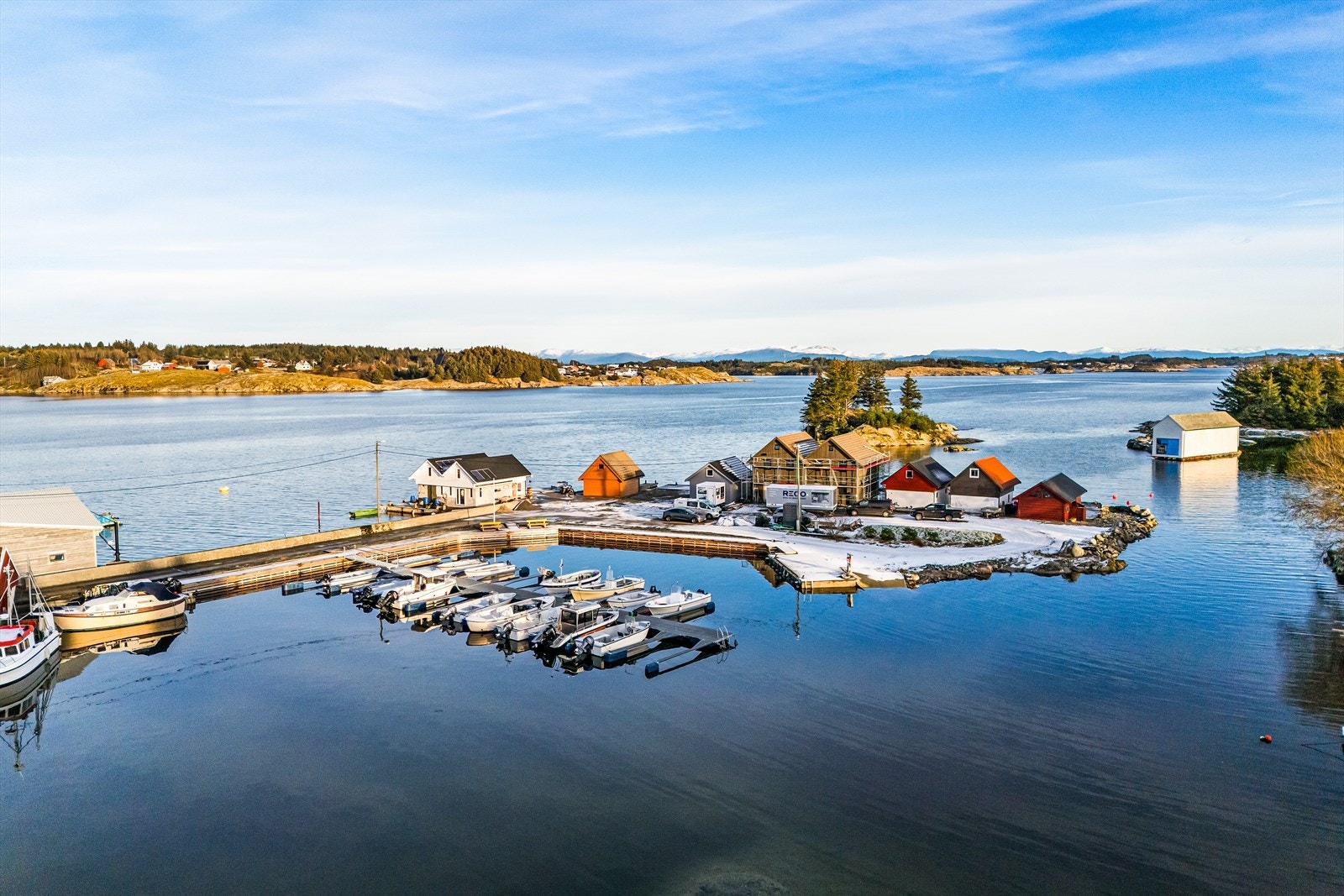 Tomten ligger flott til med kaianlegg, og det er også regulert inn biloppstillingsplass. Galleribilde