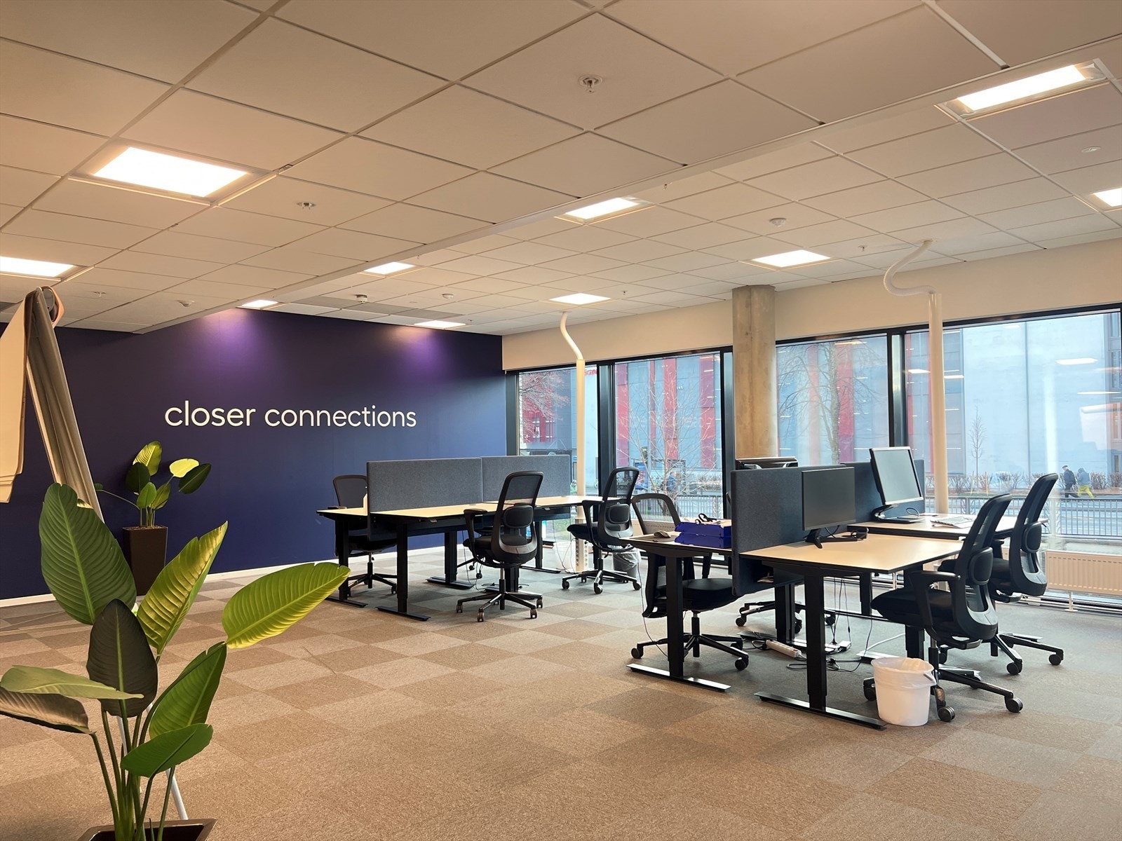 God takhøyde og store vinduer gir rikelig med lys og bidrar til god romfølelse. Galleribilde