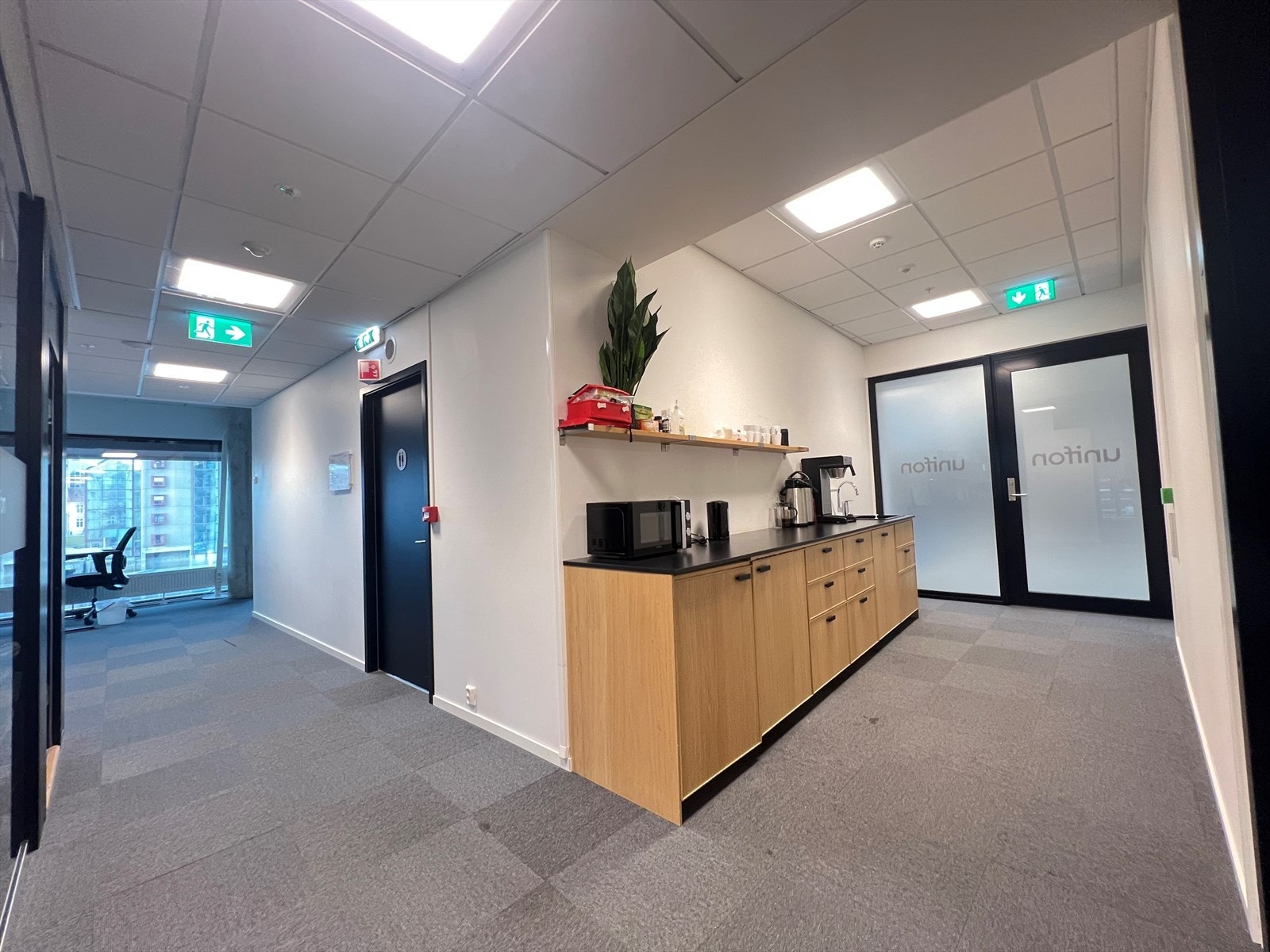 Taktisk plassering av kontorets kjøkken... Galleribilde