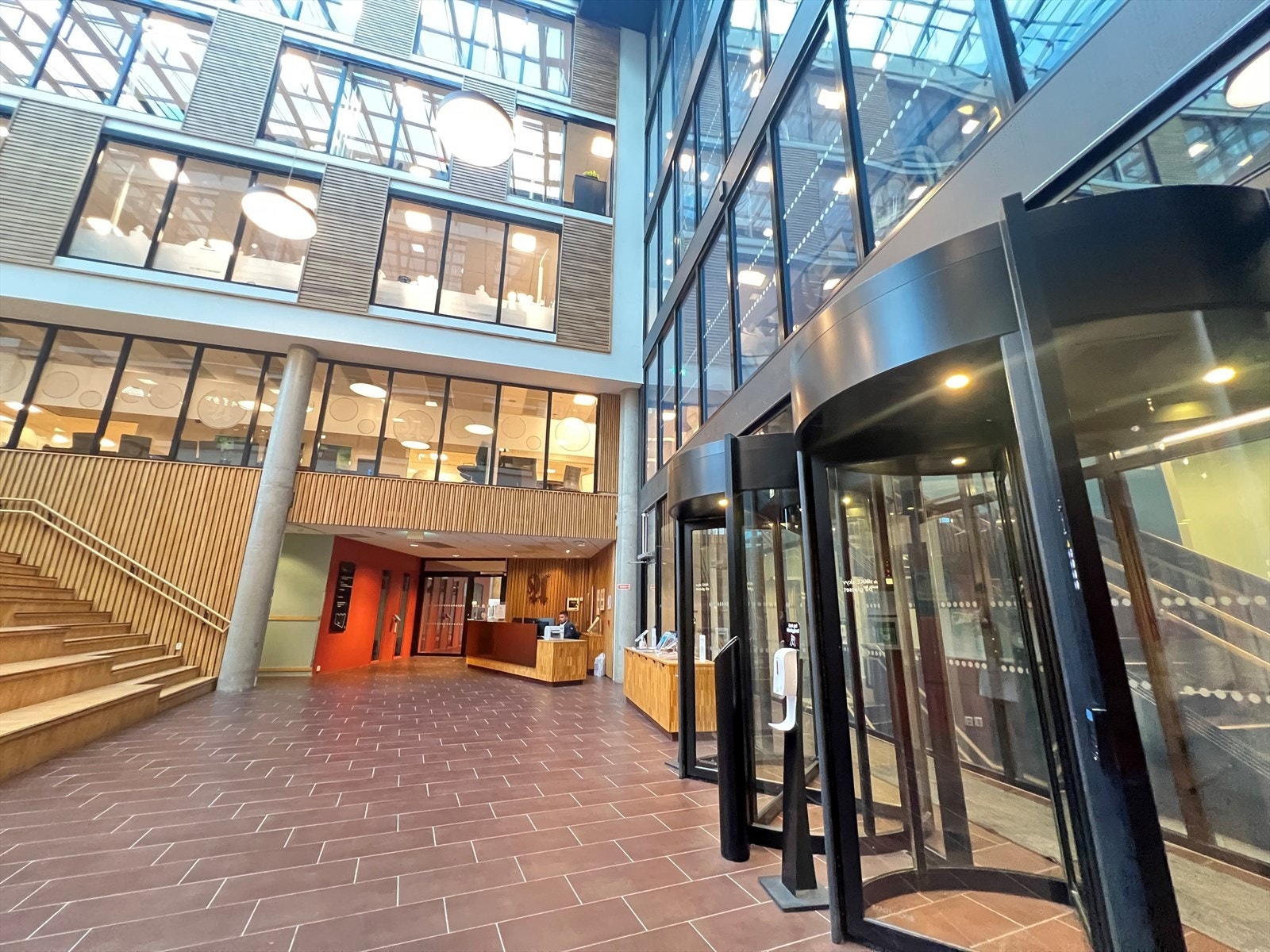 Fellesareal i 1.etasje med resepsjon og besøk registrering for bedre oversikt for deg som leietaker. Galleribilde