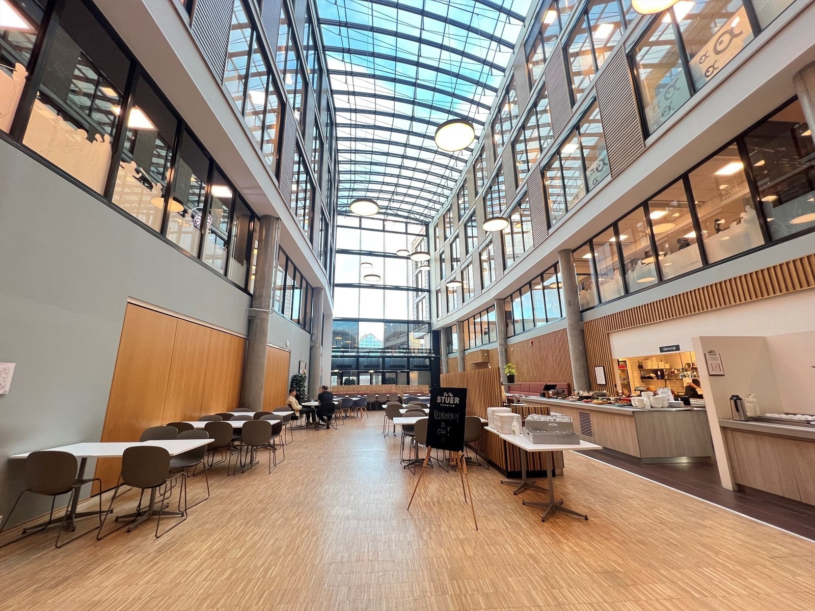 I 1.etasje kan en finne byggets kantina med både kalde og varme retter hver dag. Galleribilde