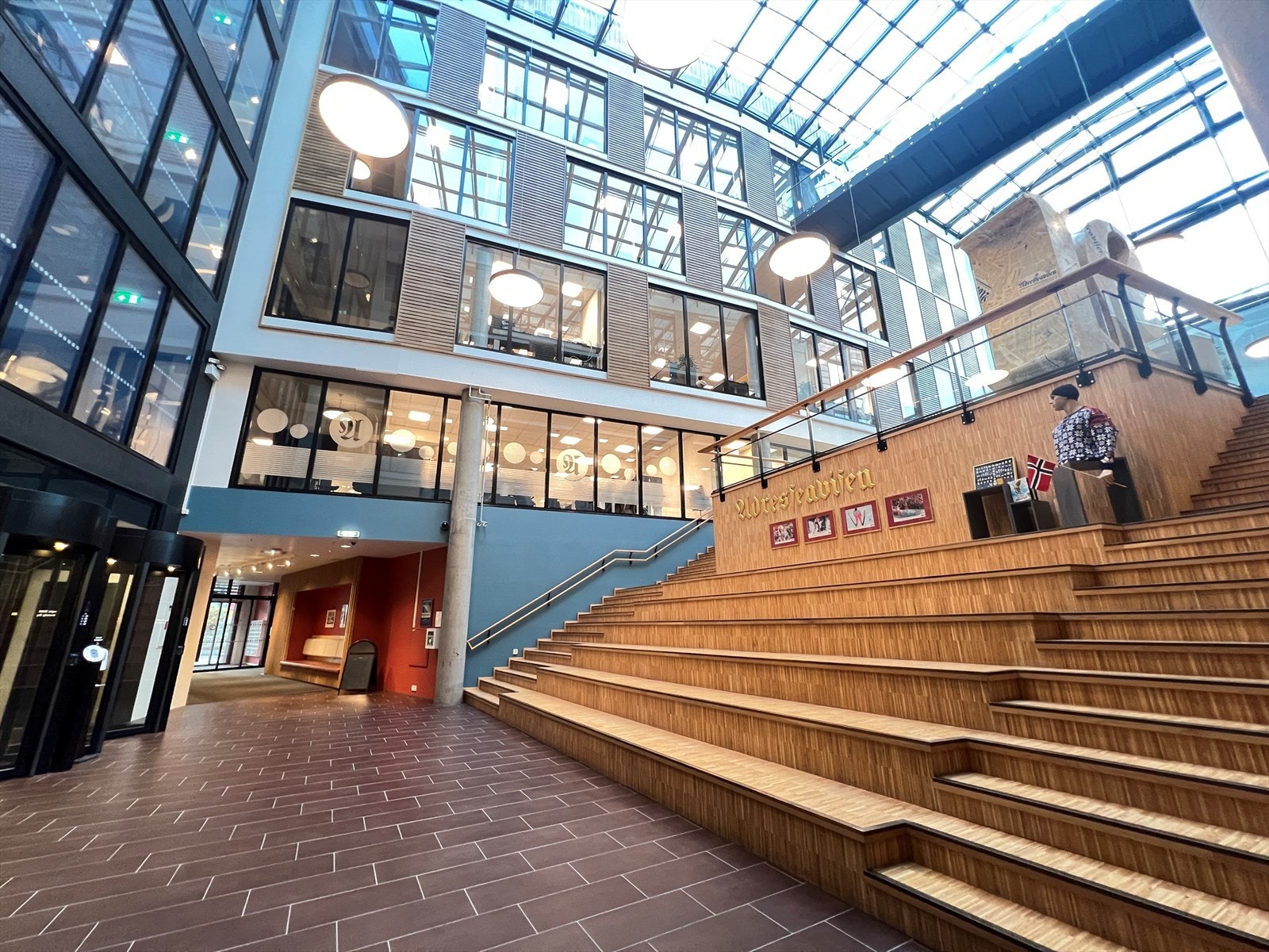 Inngangsparti med trapp opp til lokalet. Joda, det er også heis i bygget. Galleribilde