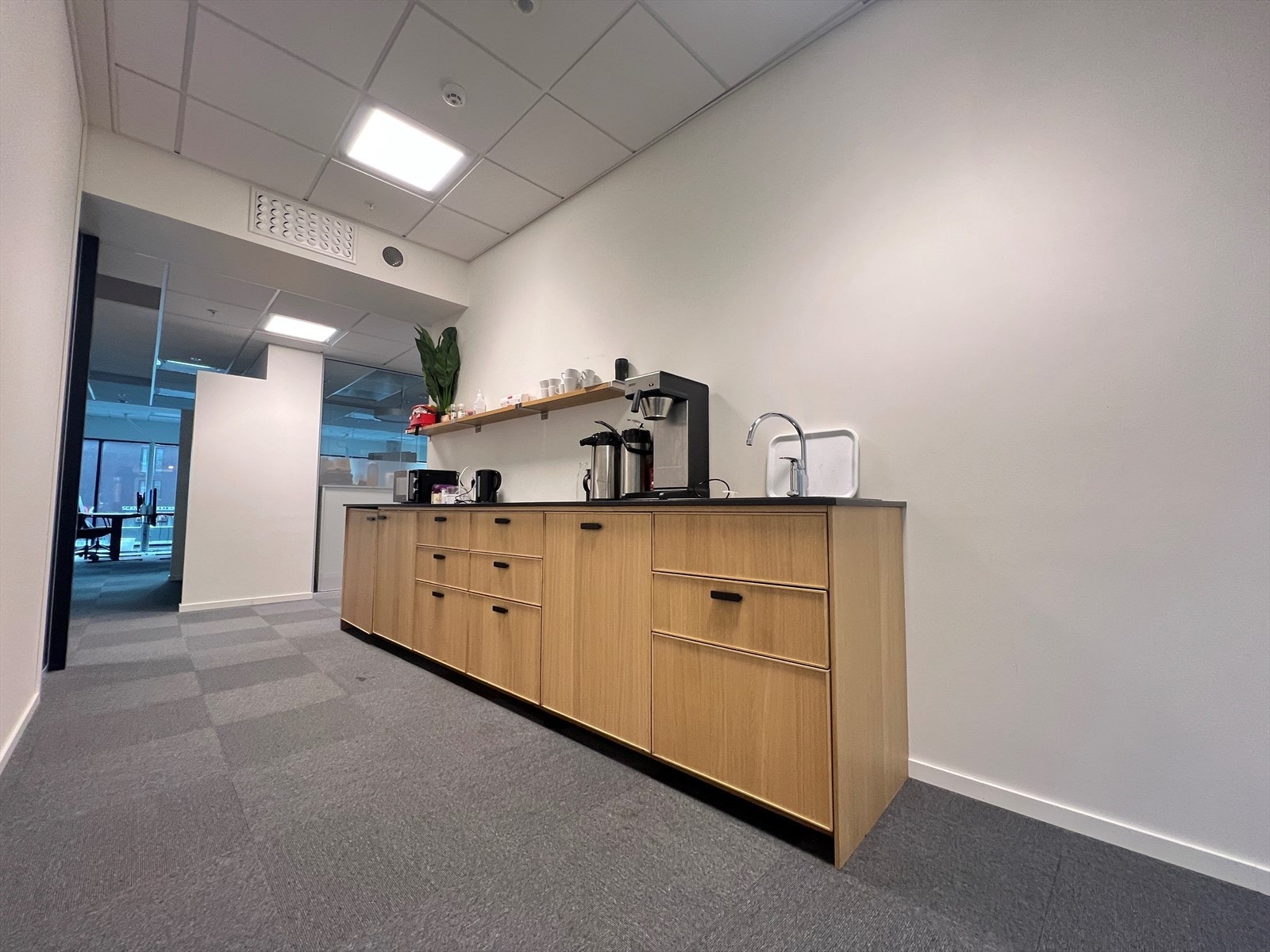 hvor en kan ta med seg kaffen før en går videre til sin arbeidsplass. Galleribilde