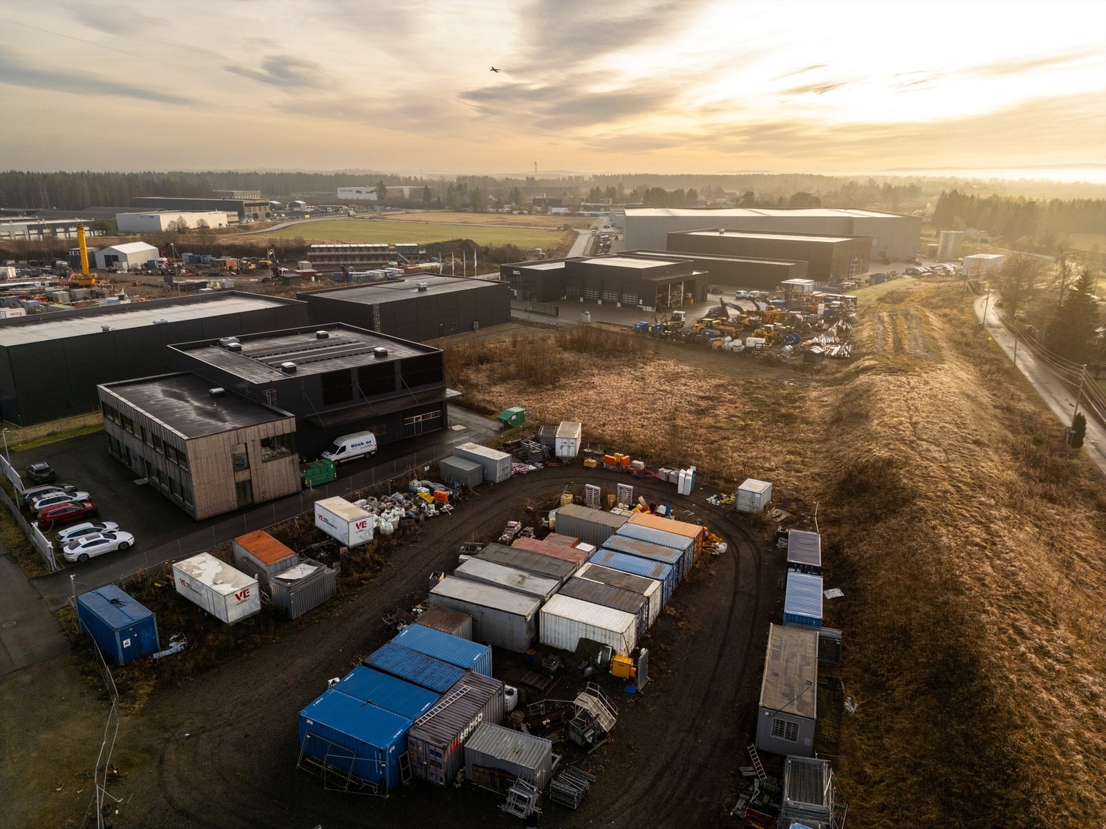 Infrastruktur for vann og kloakk ligger klart i tomtegrensen. I området er veier, fortau, gatebelysning, høyspent og kommunikasjon (fiber) etablert. Galleribilde