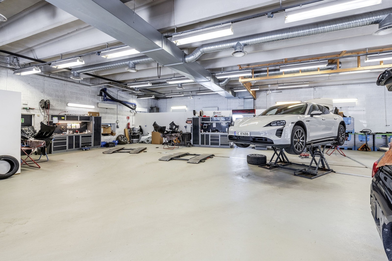 Lakkverksted. Galleribilde