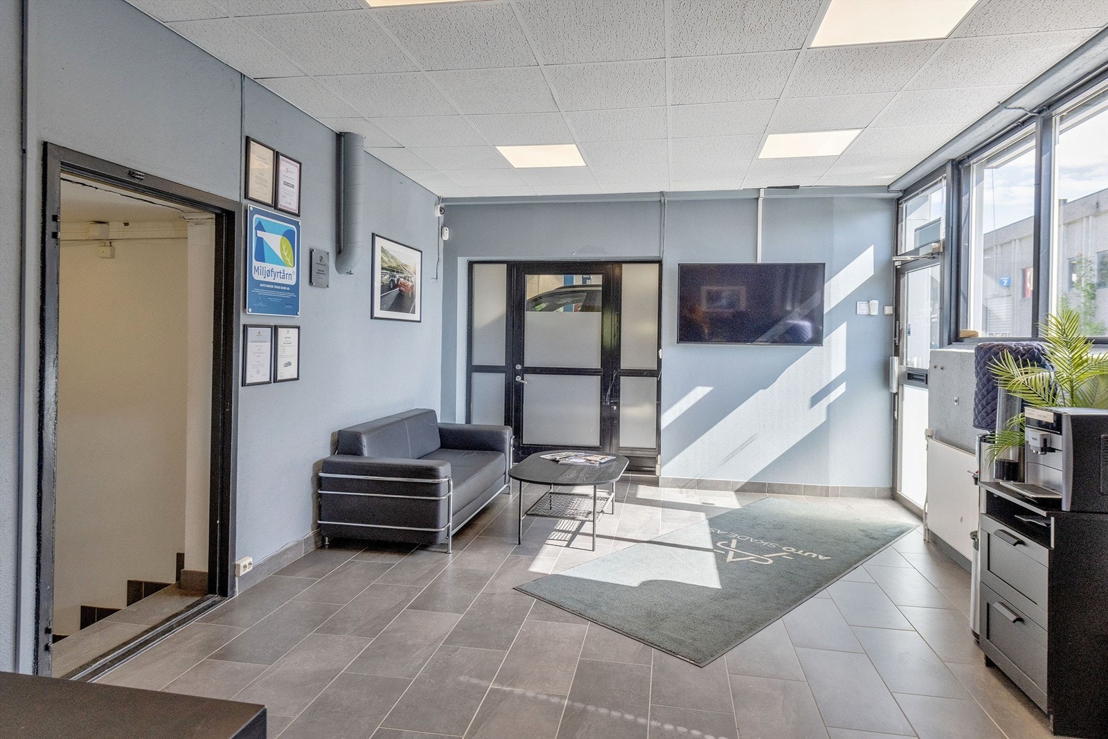 Kundemottak/kontor Auto-Skade AS. Galleribilde