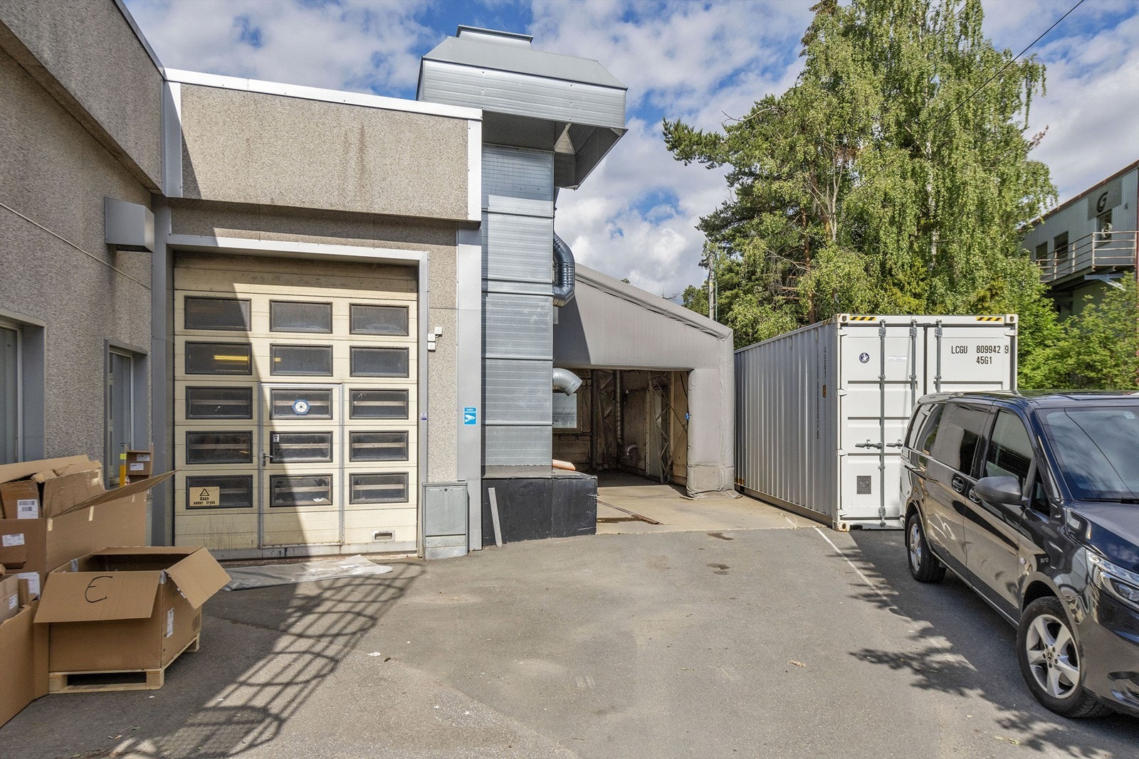 Rubbhall m/ utstyr på høyre side er leietakers eiendom. Galleribilde