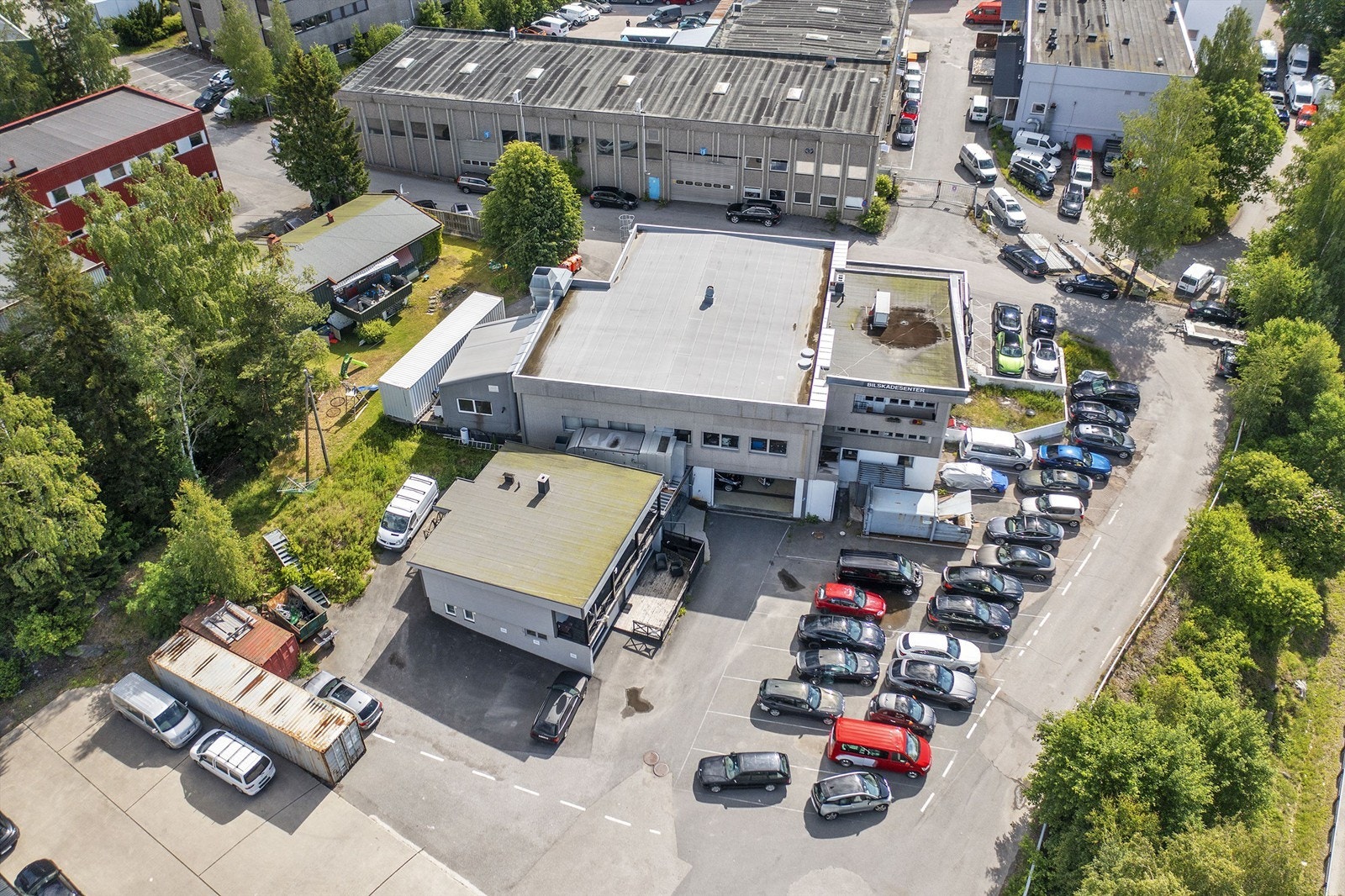 Fullt utleid kombinasjonsbygg på ca. 1 293 kvm BTA, med næring og bolig over 2 etasjer samt underetasje. Galleribilde