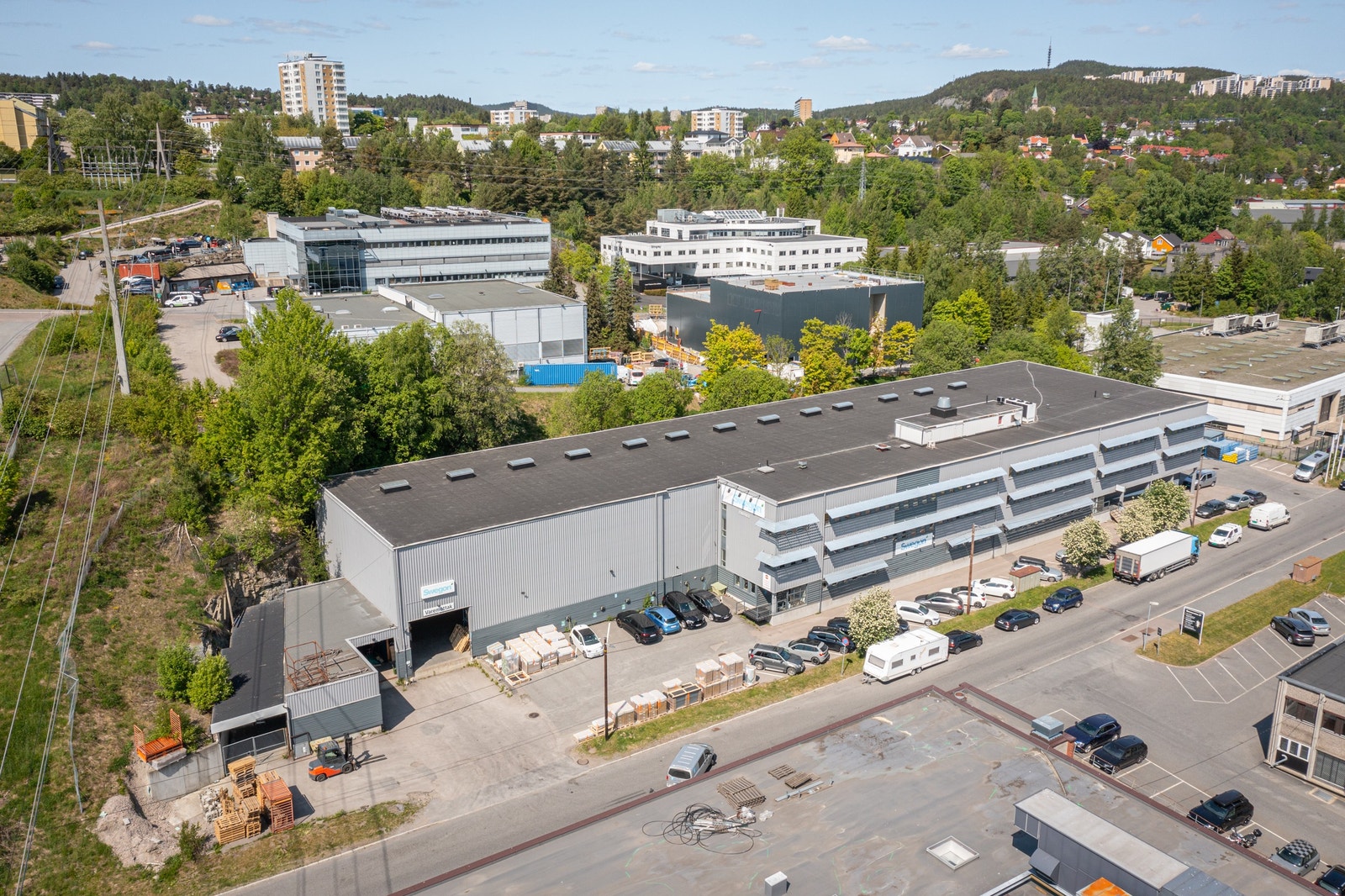 Beliggende i nedre del av Kalbakken industriområde Galleribilde