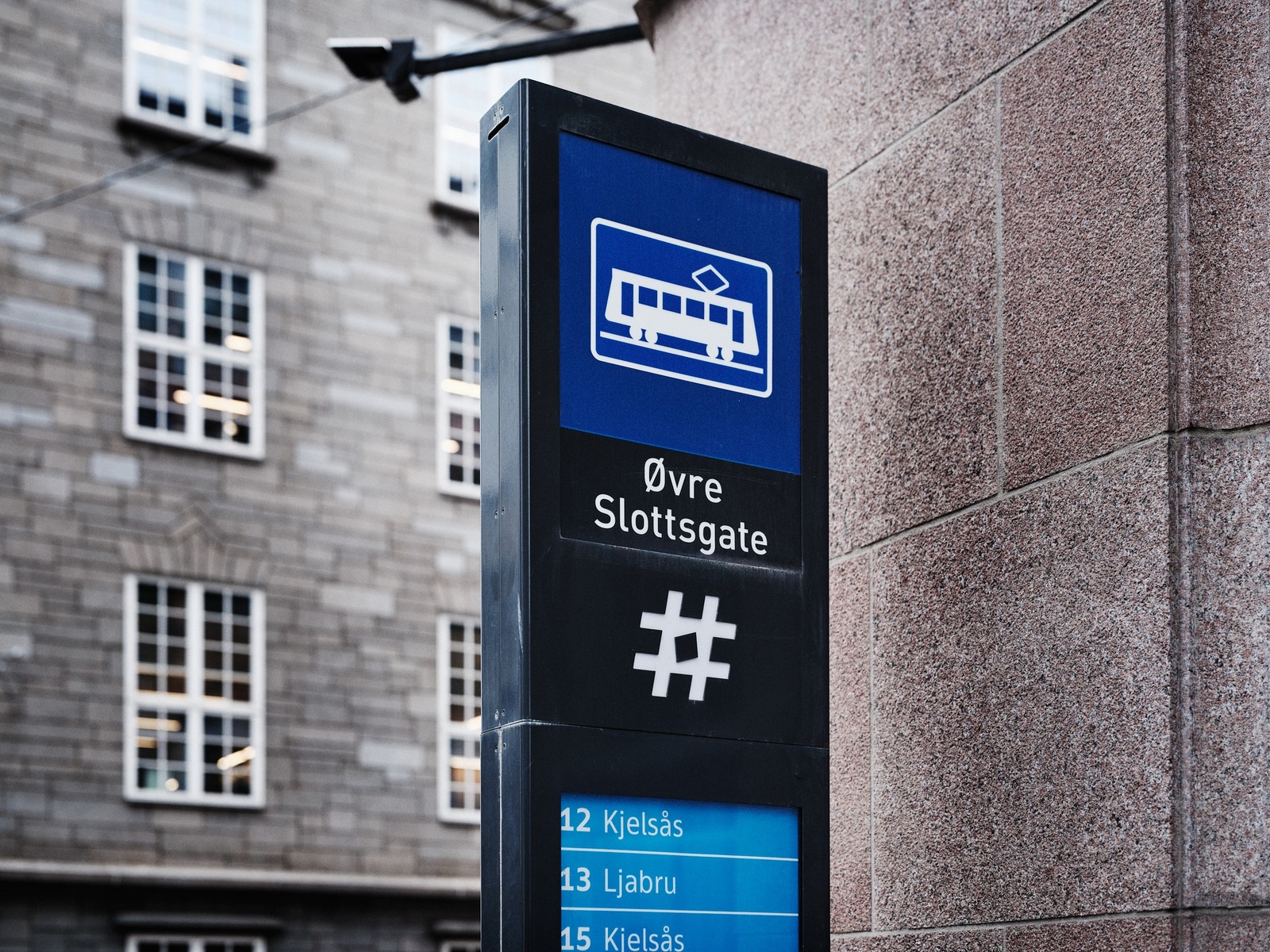 Kort vei til trikk, buss, t-bane og tog. Galleribilde