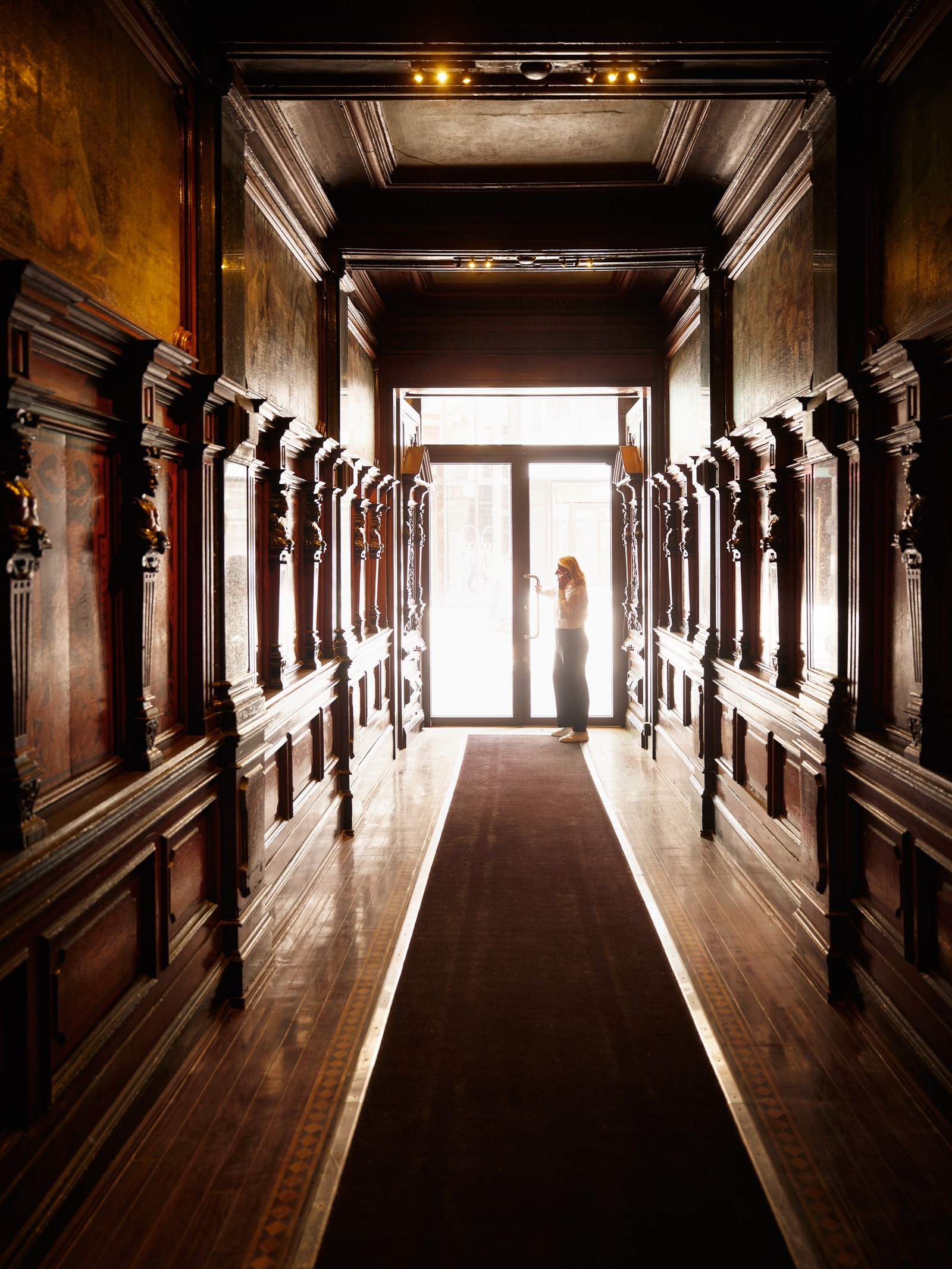 Det er også mulig å bruke inngangspartiet fra Karl Johans gate 16B. Dette er et helt spesielt inngangsparti med godt bevarte detaljer fra fortiden. Galleribilde