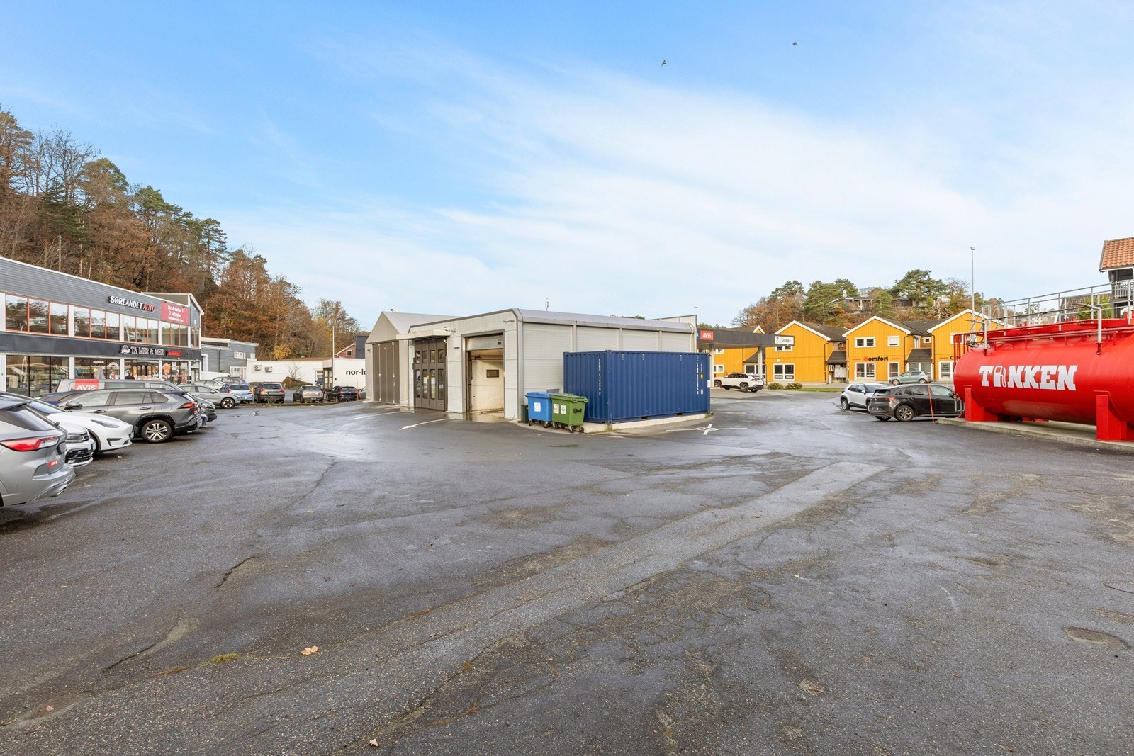 Uteområde. 3 parkeringsplasser kam medfølge leieforholdet. Galleribilde