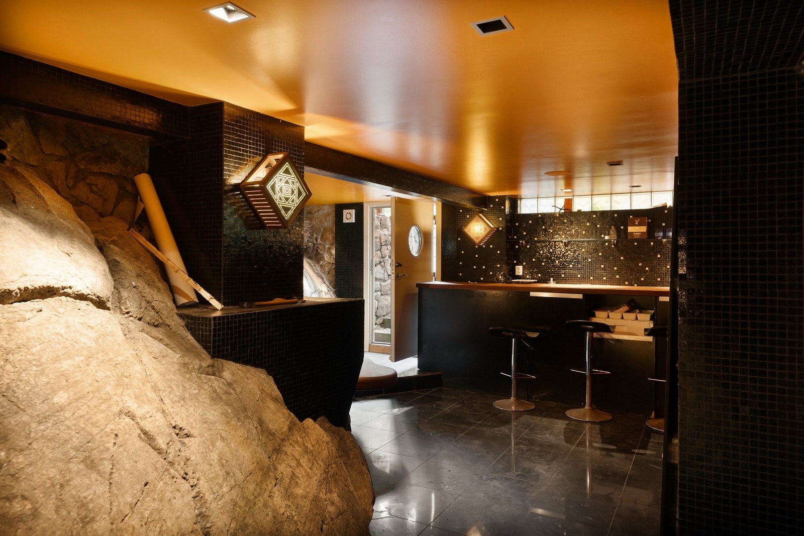 Bar i kjelleretasje. Galleribilde