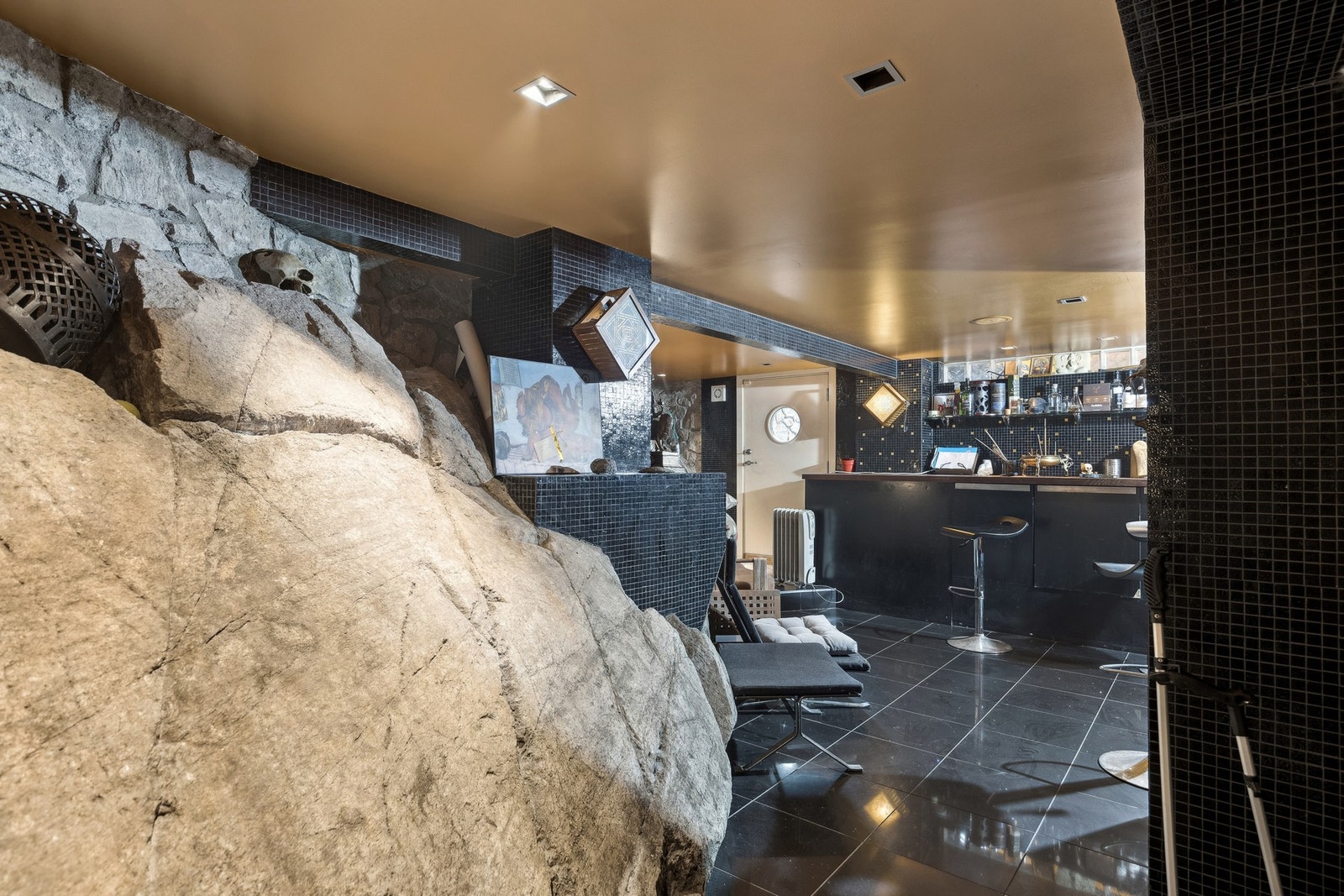 Bar i kjelleretasje. Galleribilde