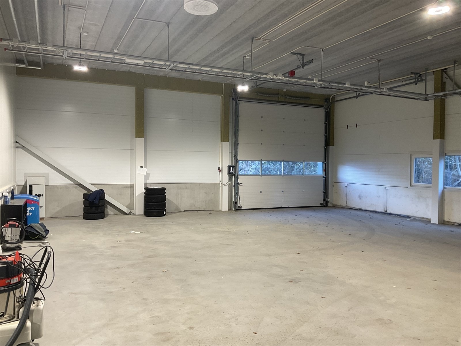 Lagerhall 1 med kjøreport Galleribilde