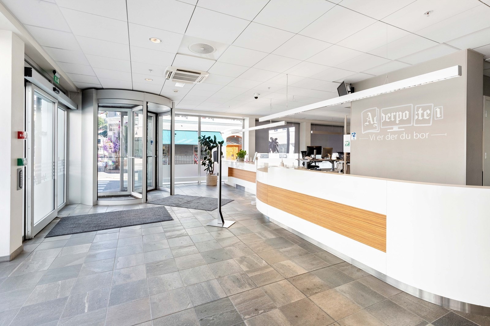 Resepsjonsområde med inngangsparti. Galleribilde