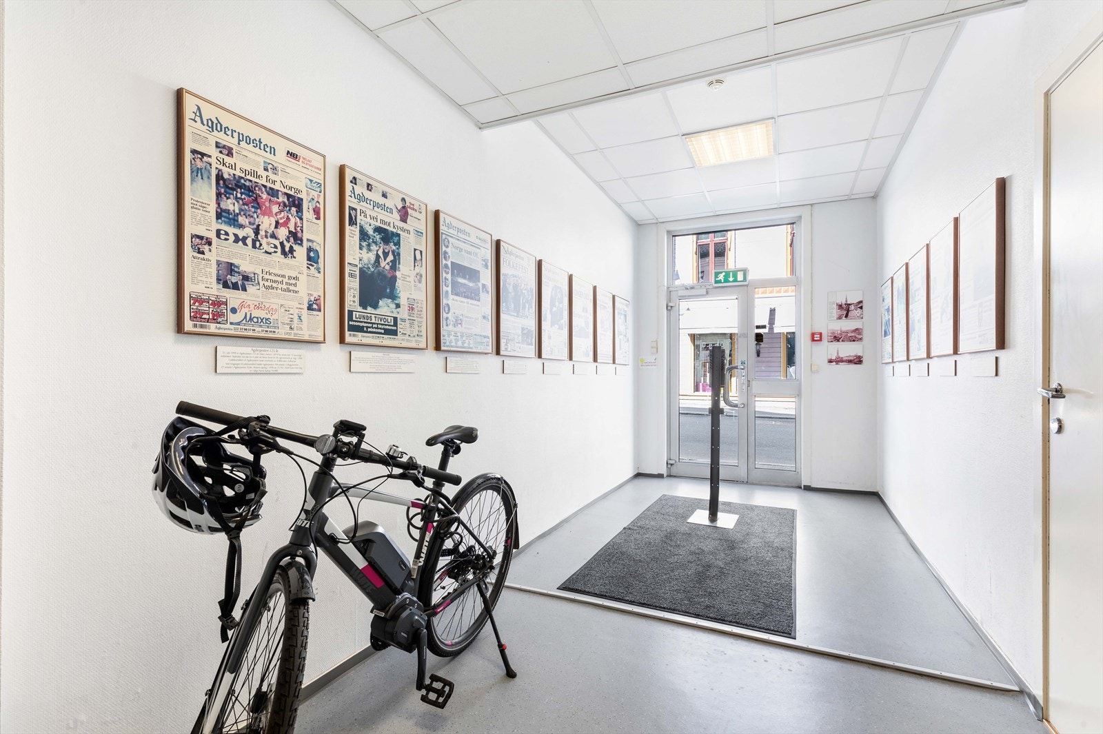 Gang personalinngang. Galleribilde