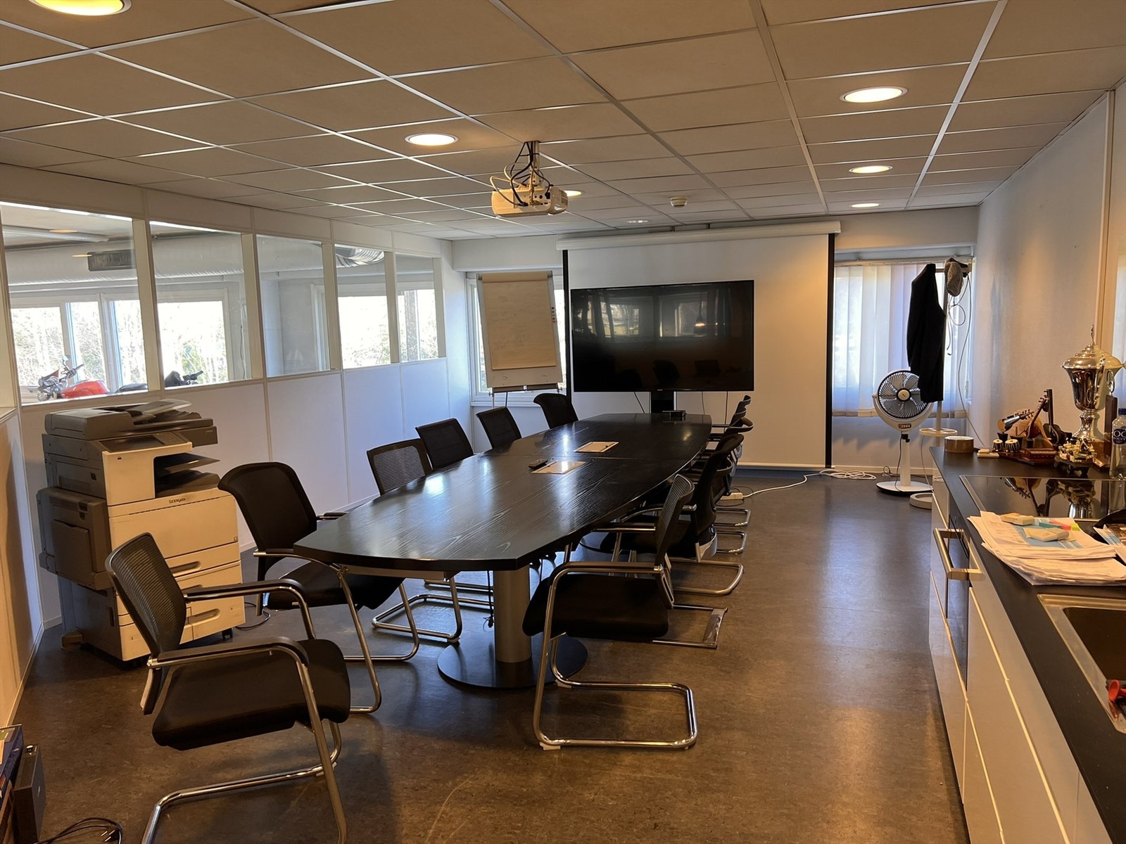 2 ets - kjøkken - møterom - spiseplass.JPEG Galleribilde