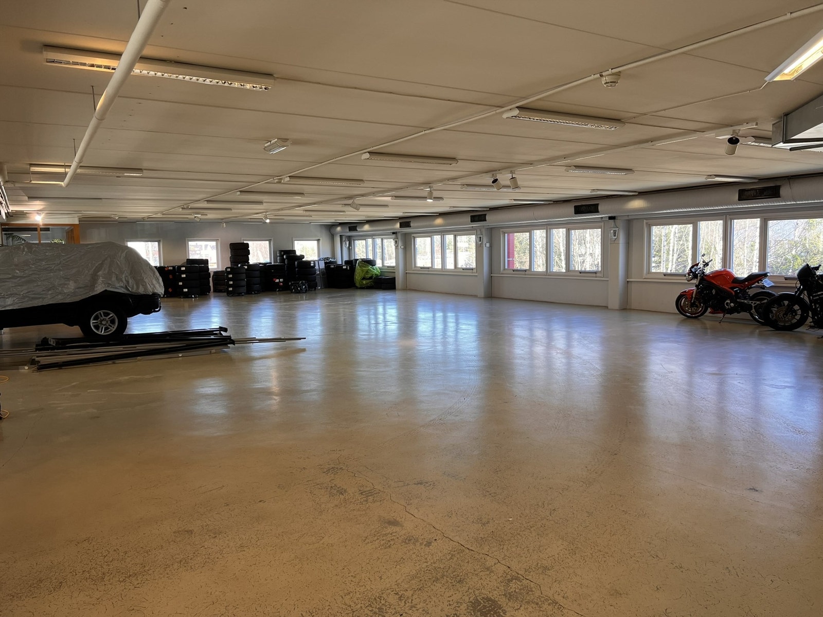 2 ets - Utstilling mot vest.JPEG Galleribilde