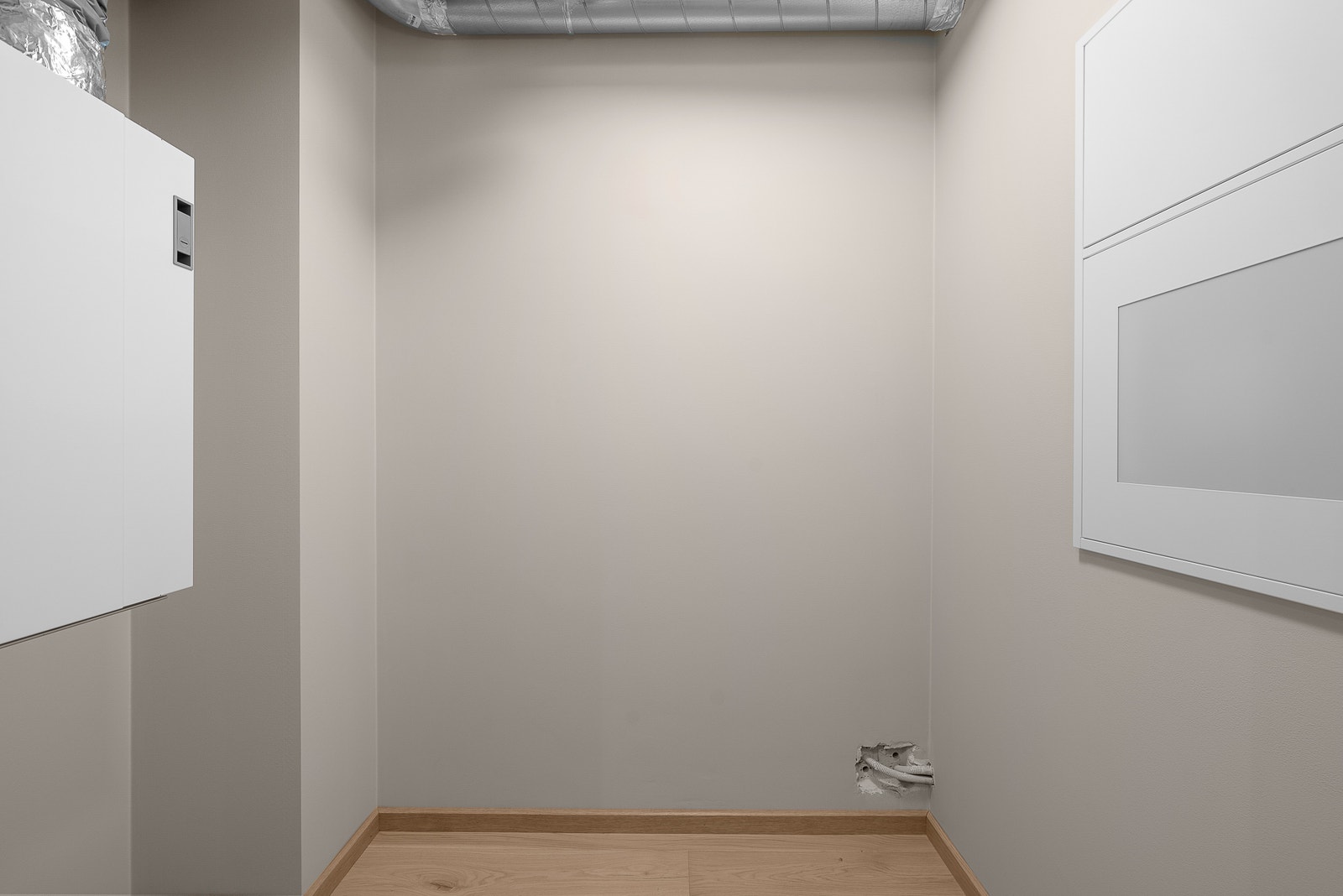 Innenfor entréen er det et teknisk rom hvor det også er plass til å lage oppbevaringsløsninger. Galleribilde