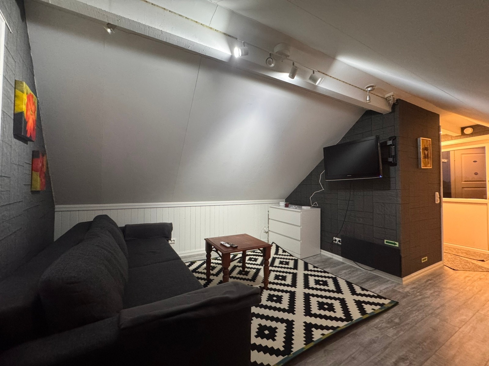 Sovesofa kommode og tv med cromecast Galleribilde