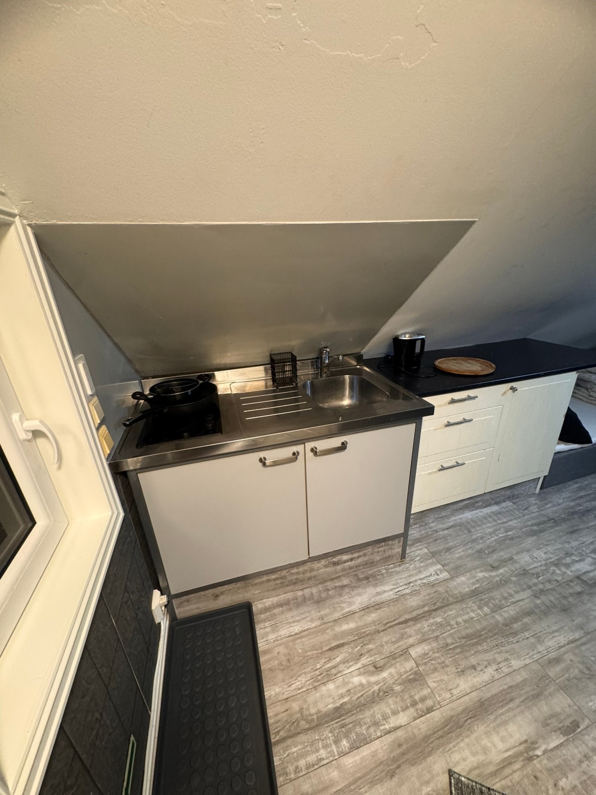 Kjøleskap med fryser, vask komfyr Galleribilde