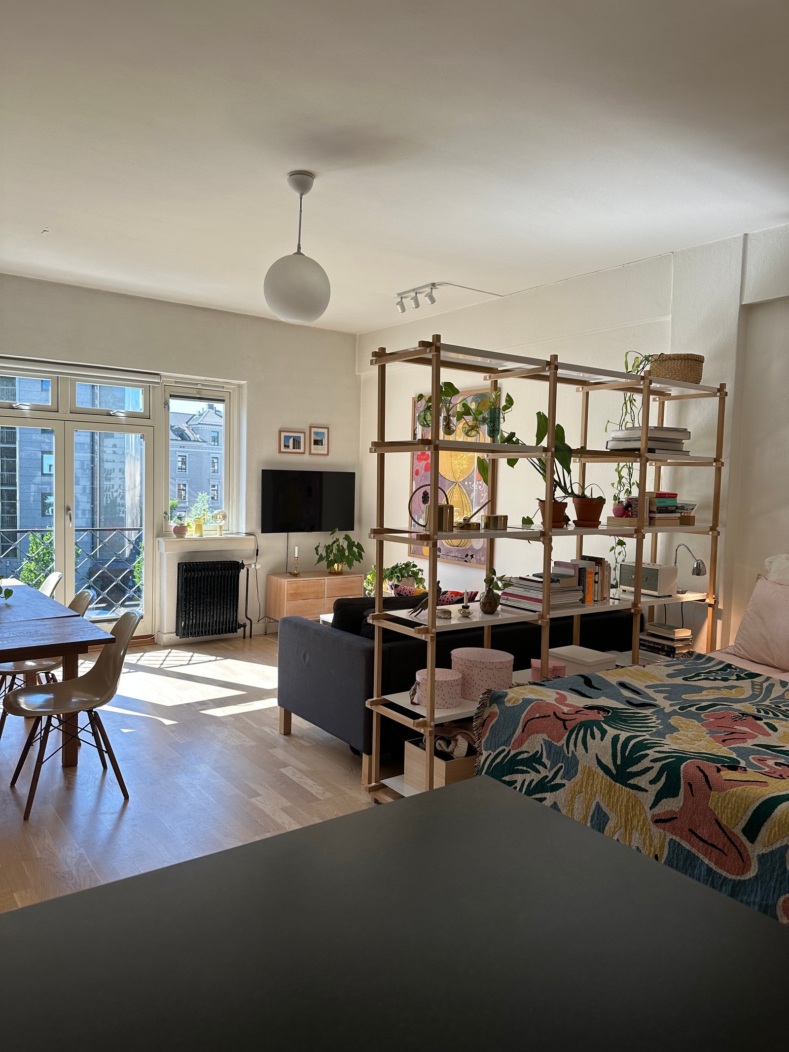 Lett å lage en personlig stil. Eksempel på styling fra en tidligere leieboer (hyllen og detaljer som puter tilhører tidligere leietager) Galleribilde