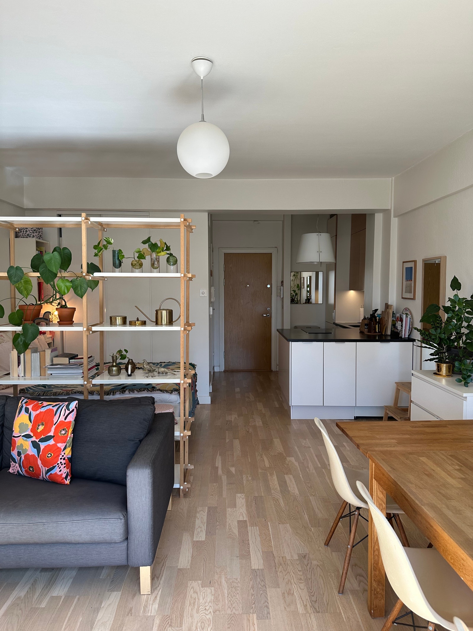 Lett å lage en personlig stil. Eksempel på styling fra en tidligere leieboer (hyllen og detaljer som puter tilhører tidligere leietager) Galleribilde