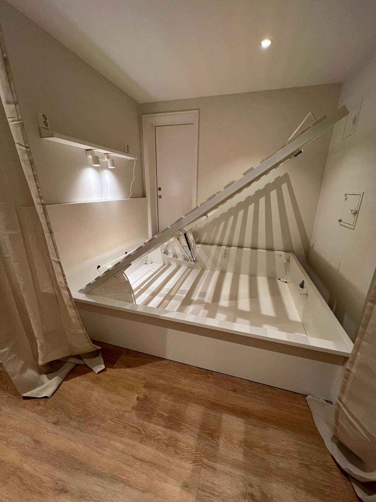 Praktisk oppbevaring under seng Galleribilde