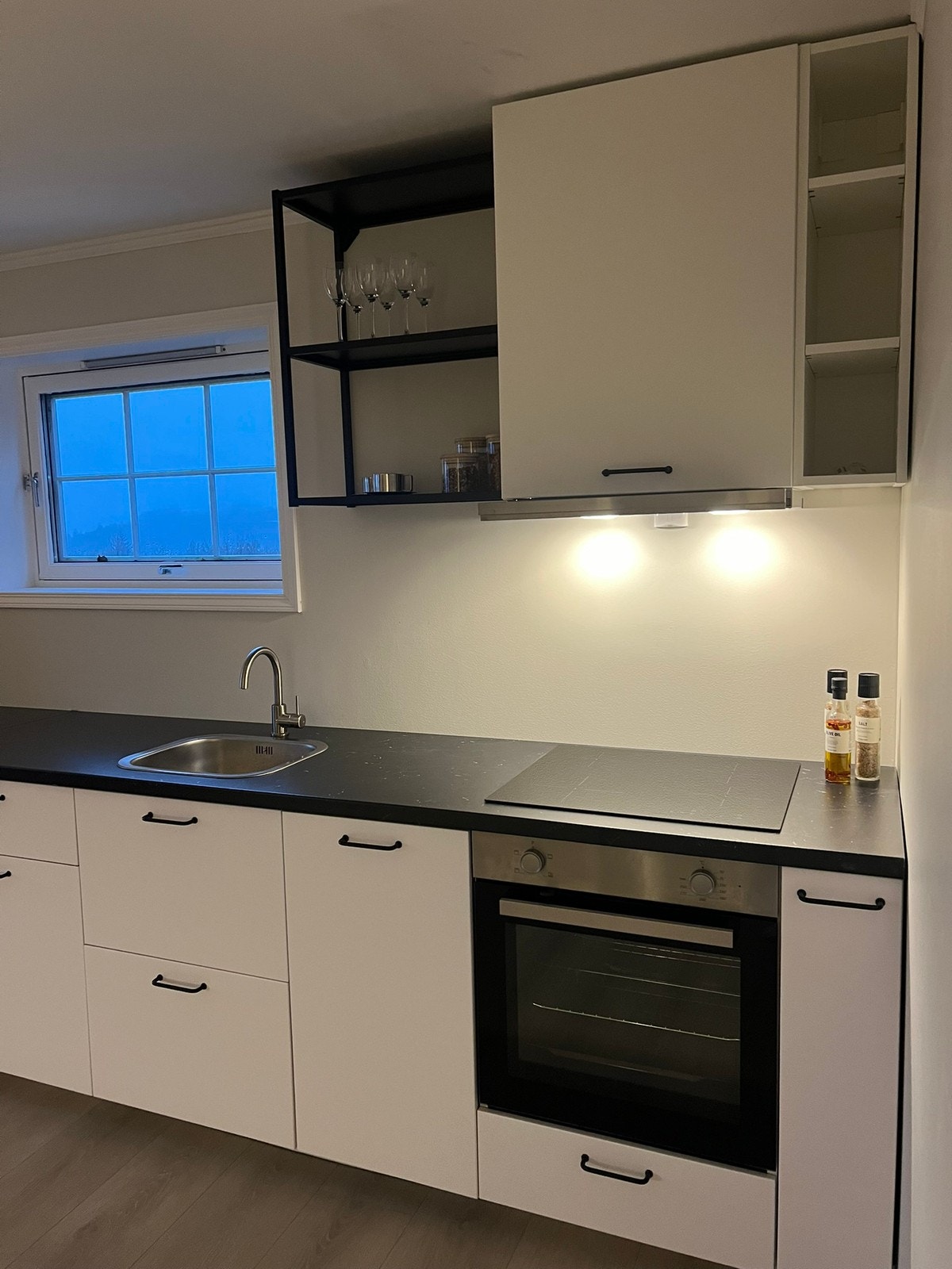 Fult utstyrt med integrerte hvitevarer Galleribilde