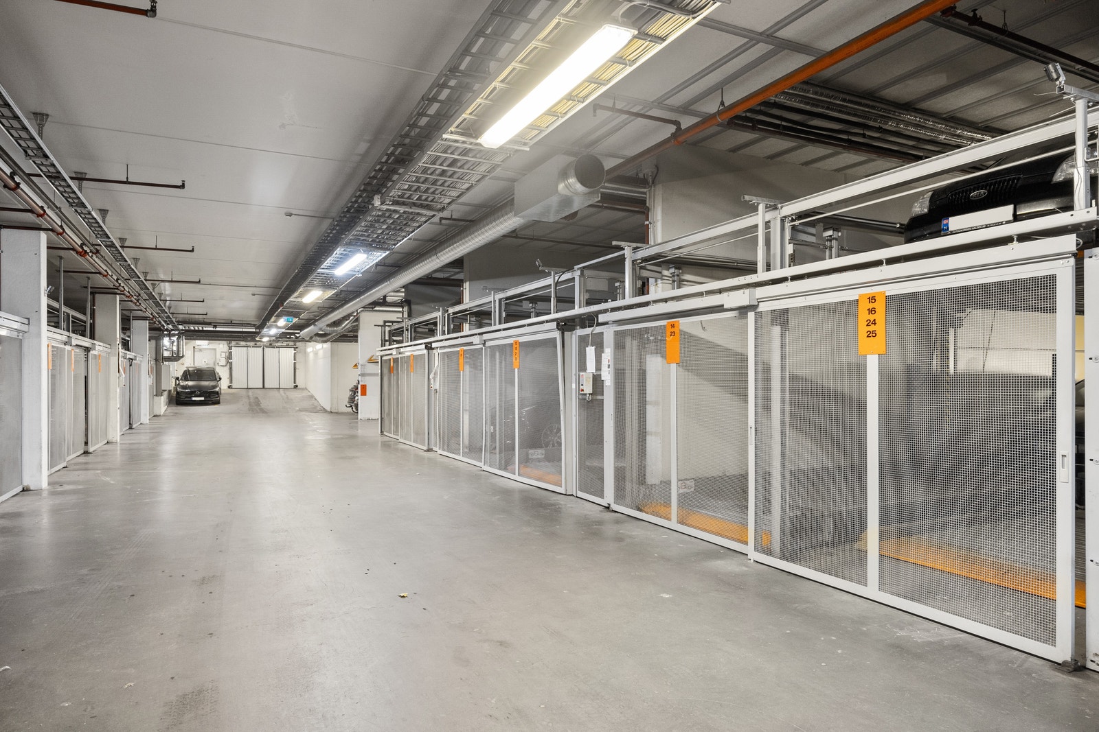 G24 - Plass like ved utgang Galleribilde