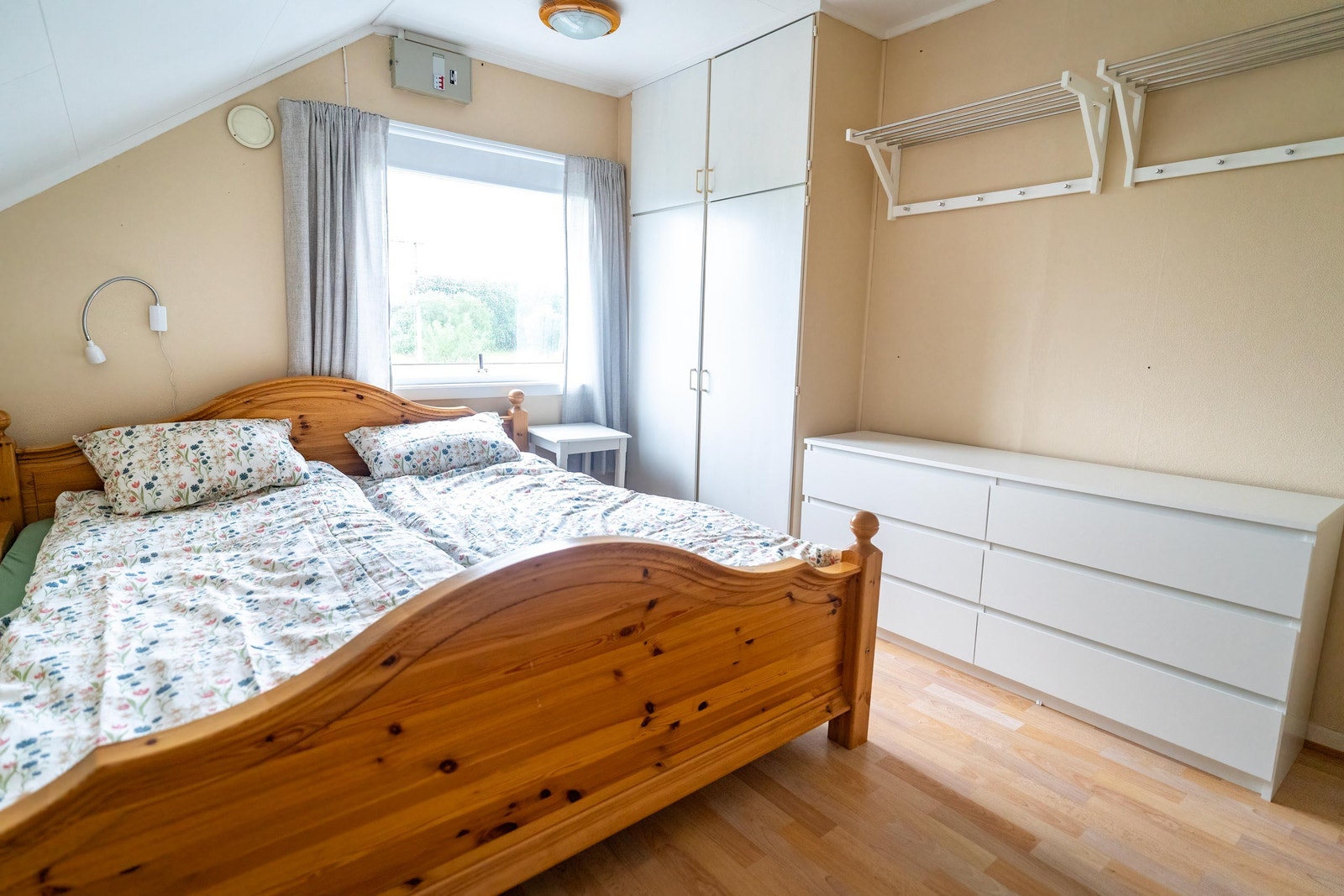 Soveromet: Rommet er utstyrt med klesskap, kommode, knagghylle, speil, skrivepult og kontorstol. Galleribilde