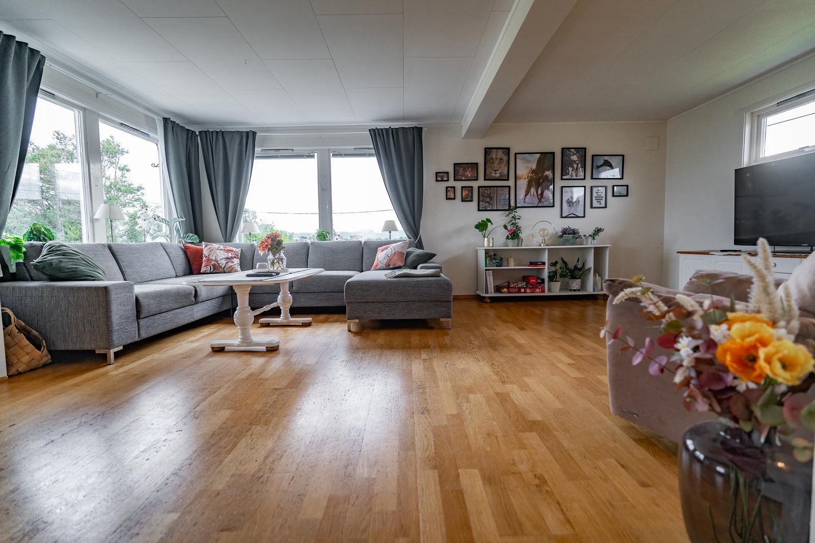 Stor og romslig stue Galleribilde