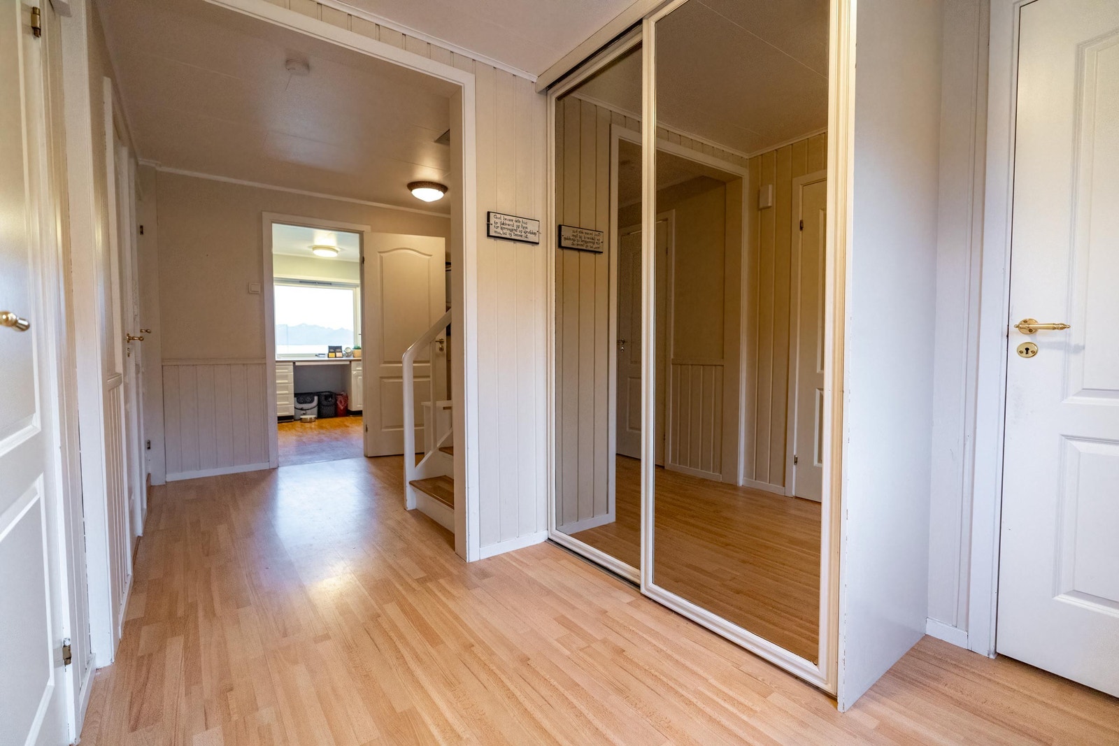 Gang med stort klesskap Galleribilde