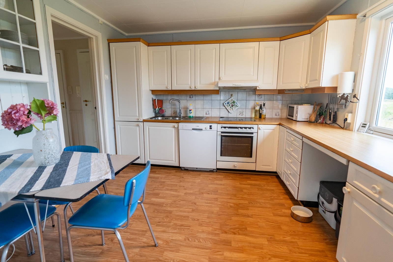 Fullt utstyrt kjøkken med ekstra spisegruppe. Galleribilde