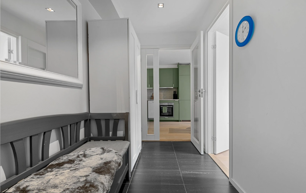 Stor gang med skap Galleribilde