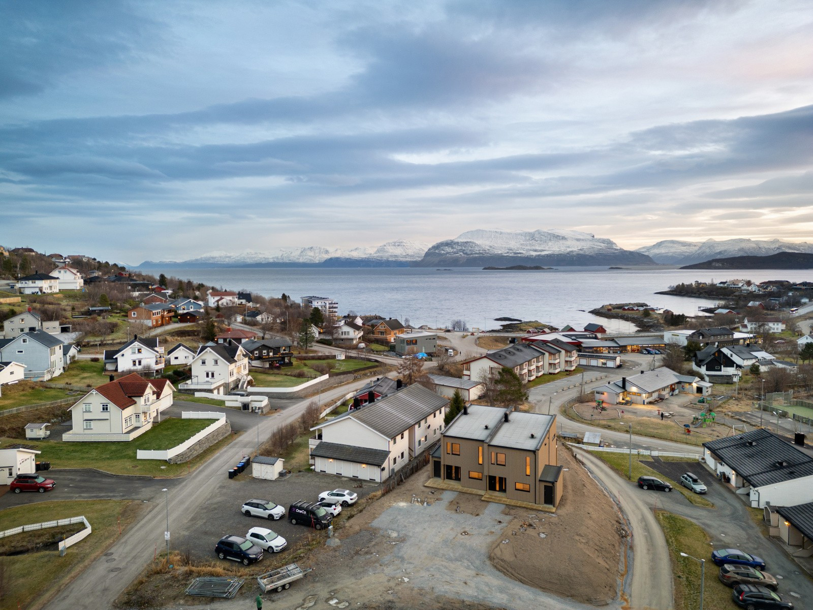 Boligen ligger på en høyde i terrenget