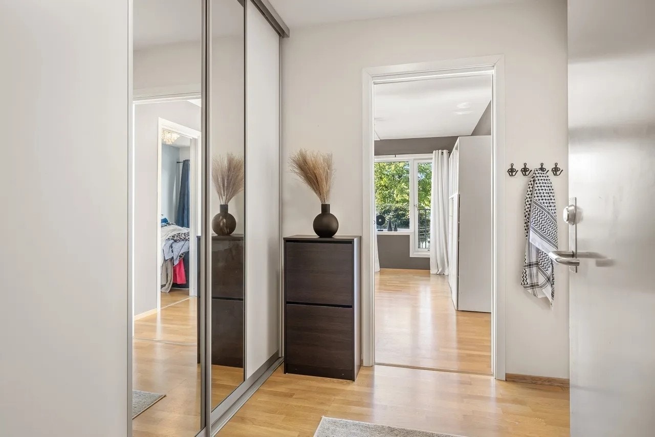 Flott entre med nyere skyvedørsgarderobe. Galleribilde
