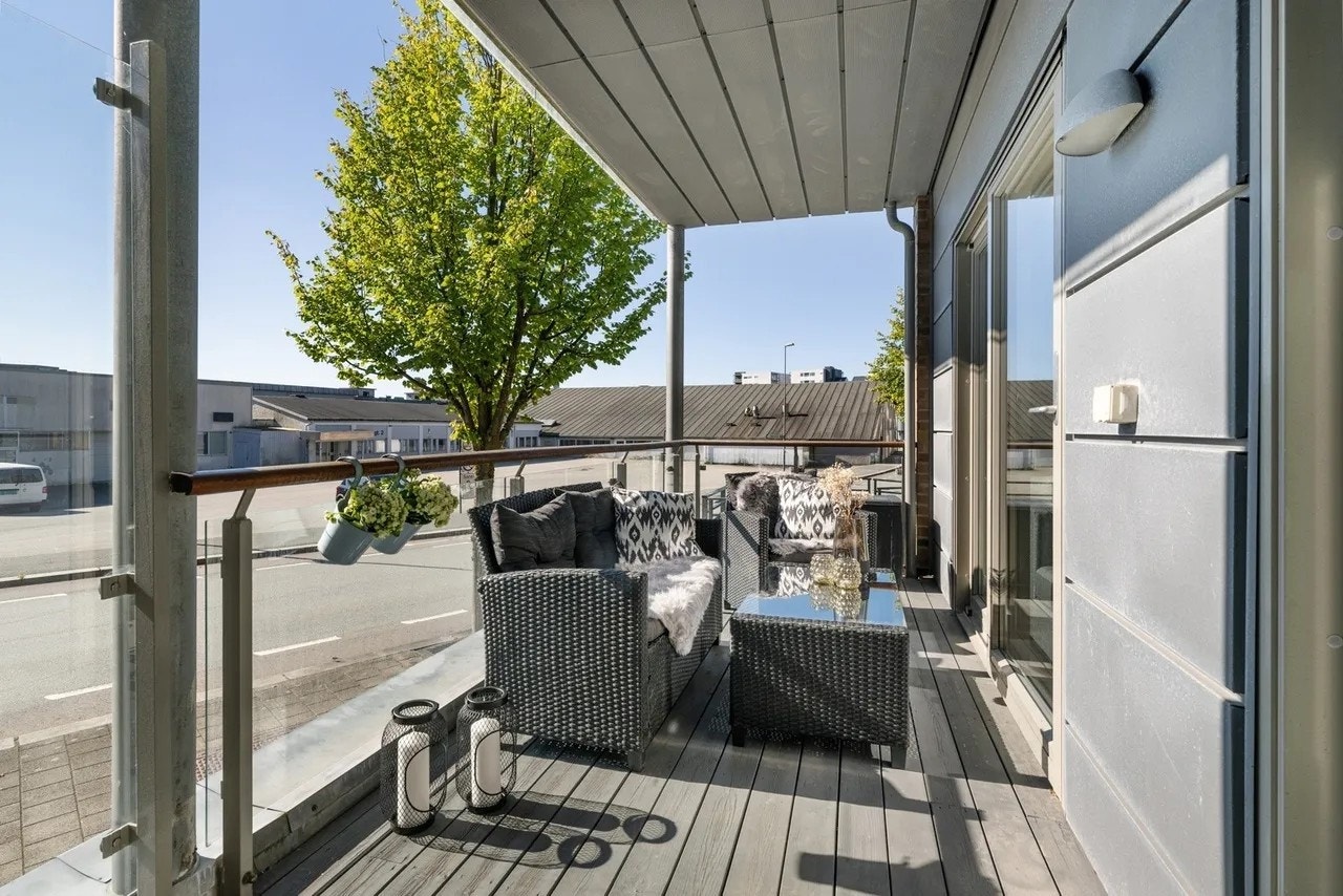 Balkongen er på 12 m2 og byr på gode solforhold. Galleribilde