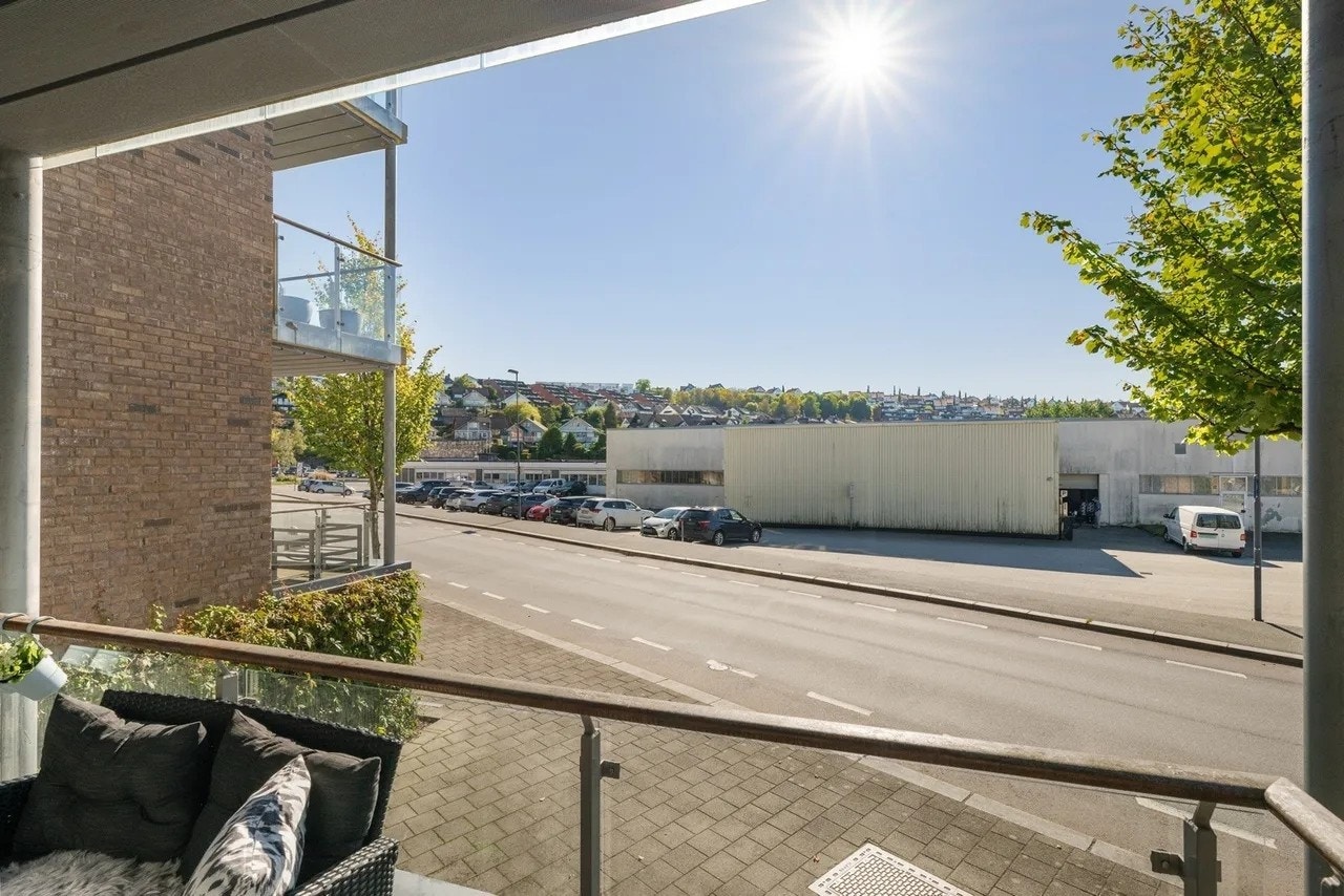 Balkongen er overbygd, med tre platting som gir et solid og naturlig underlag. Galleribilde
