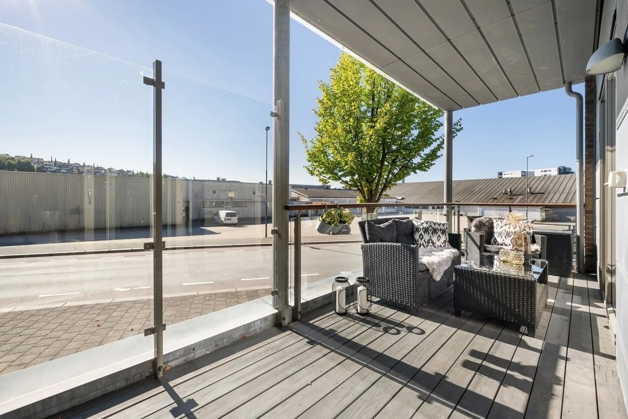 Med sydvendt plassering kan du nyte solen fra morgentimene til rundt kl 19 på sommerdager. Galleribilde