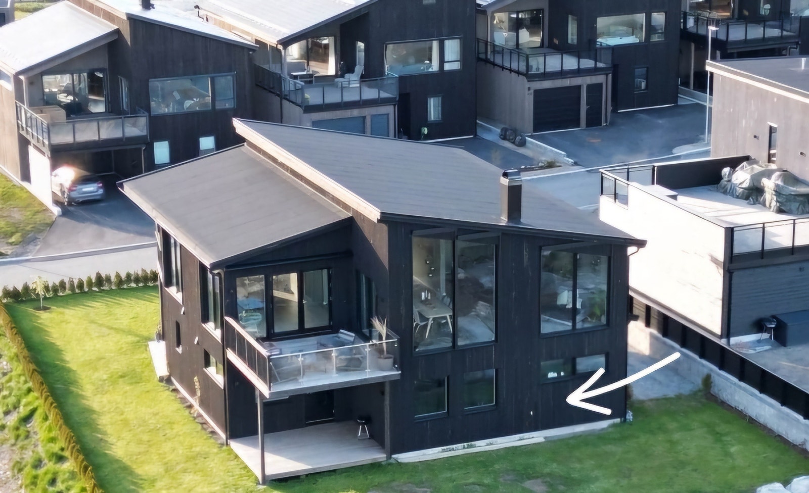 Bildet er tatt i 2022. Byttet hekk til 165cm (blir høyere)dette gjør det mere intimt og skjult. Galleribilde