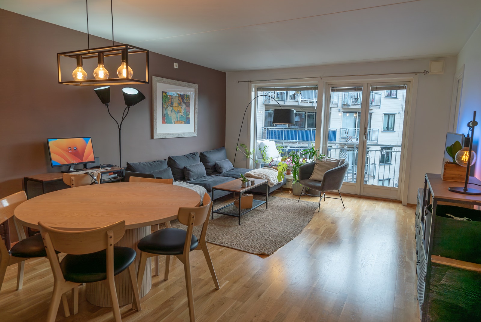 Spisebord og stue med utgang til balkong Galleribilde