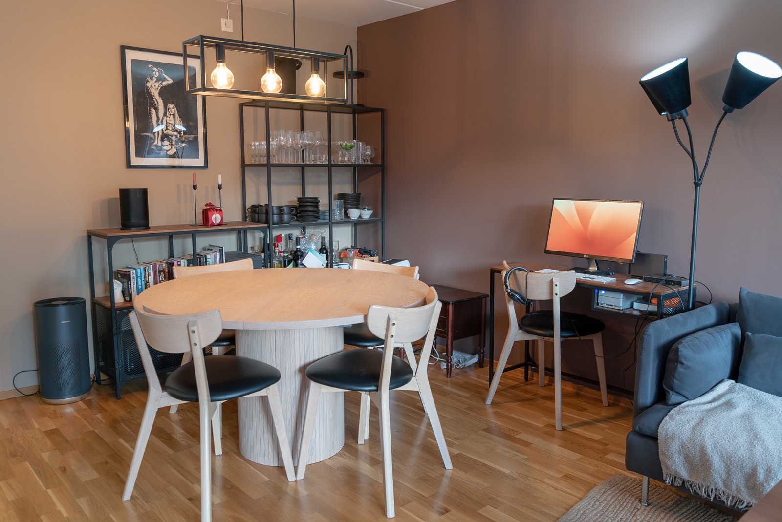 Spisebord og arbeidspult Galleribilde