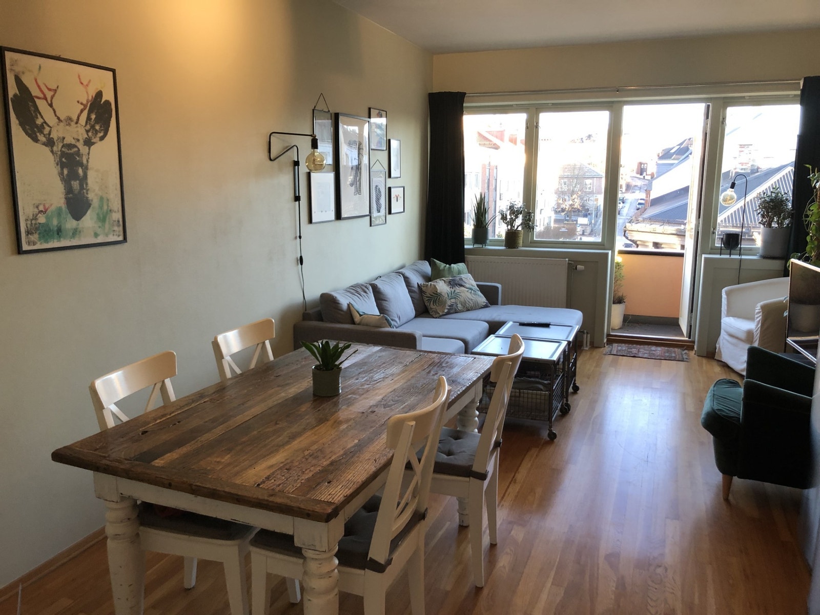 Stue med balkong mot Thereses gate. Galleribilde