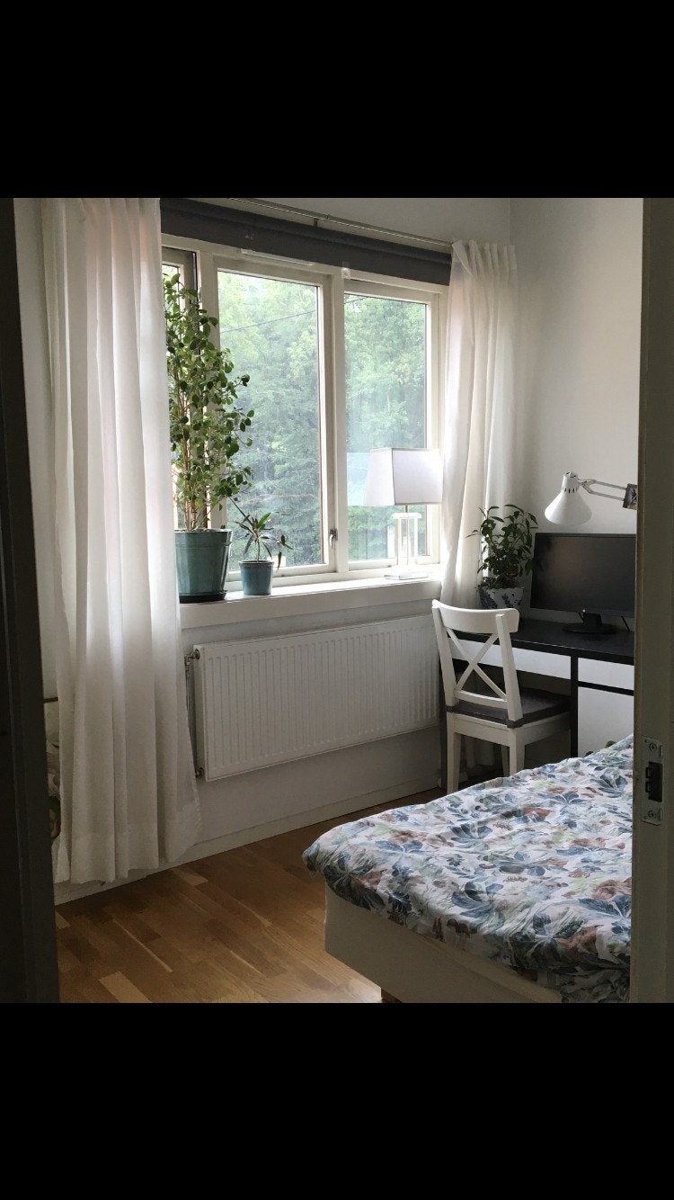 Rom 1. Vender ut mot Stensparken. . Møblert m 1,20 seng, kontorpult, stol, xl skap. Bilde fra 2024, pr nå er det oppført en ny balkong tilhørende dette rommet. (se bilder under) Galleribilde