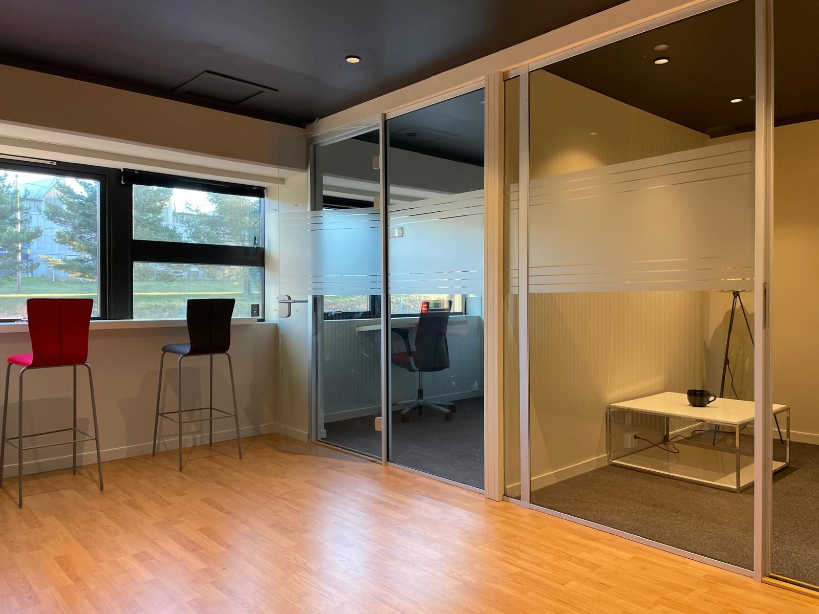 Møteplass med prosjektkontor og stillekontor Galleribilde